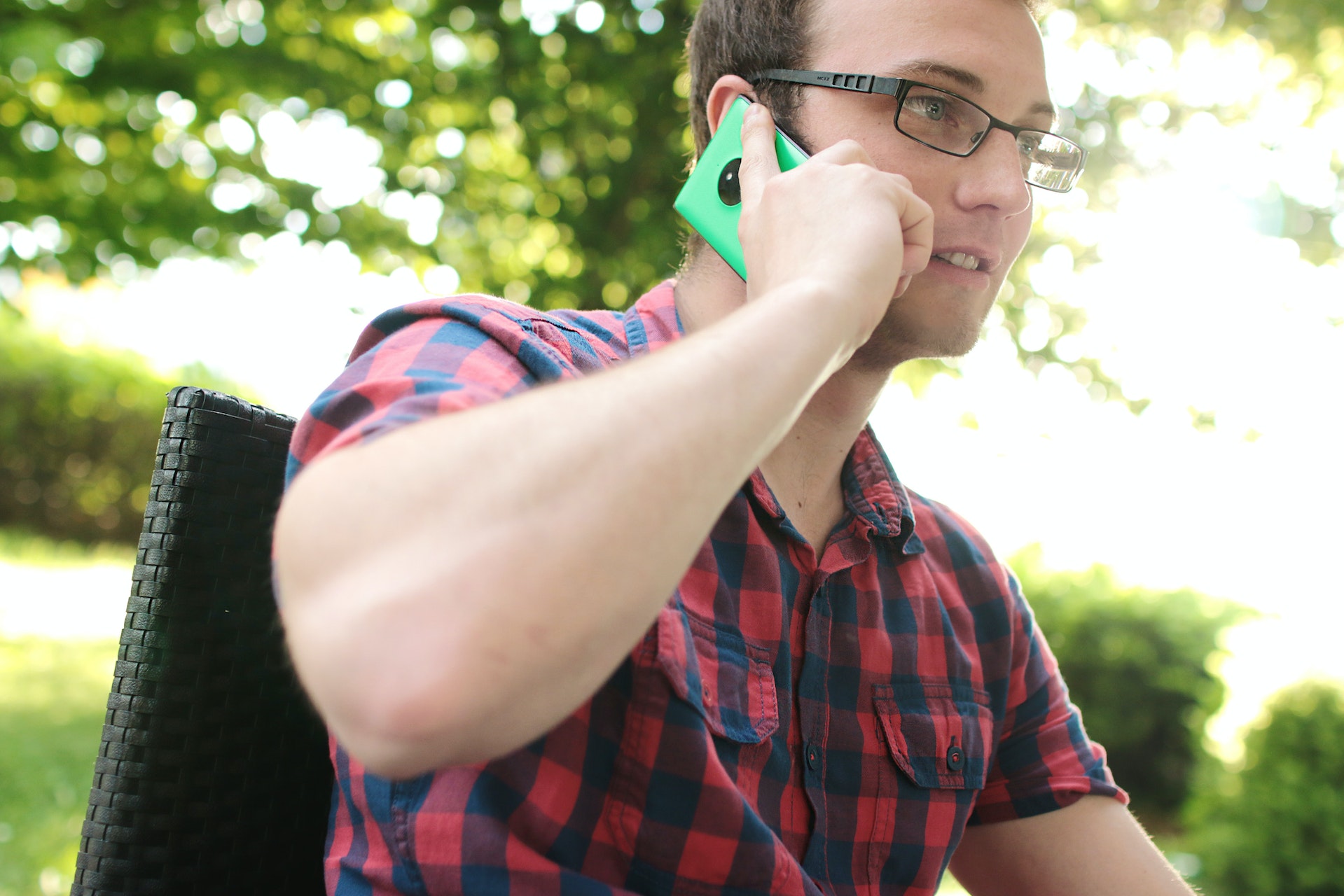 Un homme parlant au téléphone | Source : Pexels