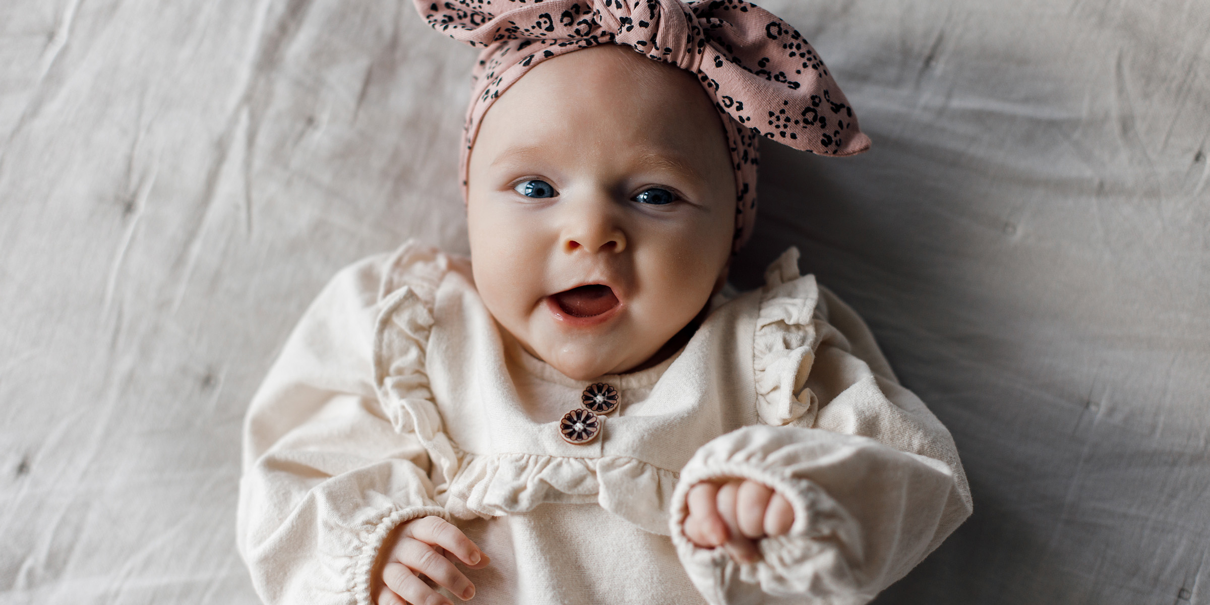 Une petite fille heureuse | Source : Freepik