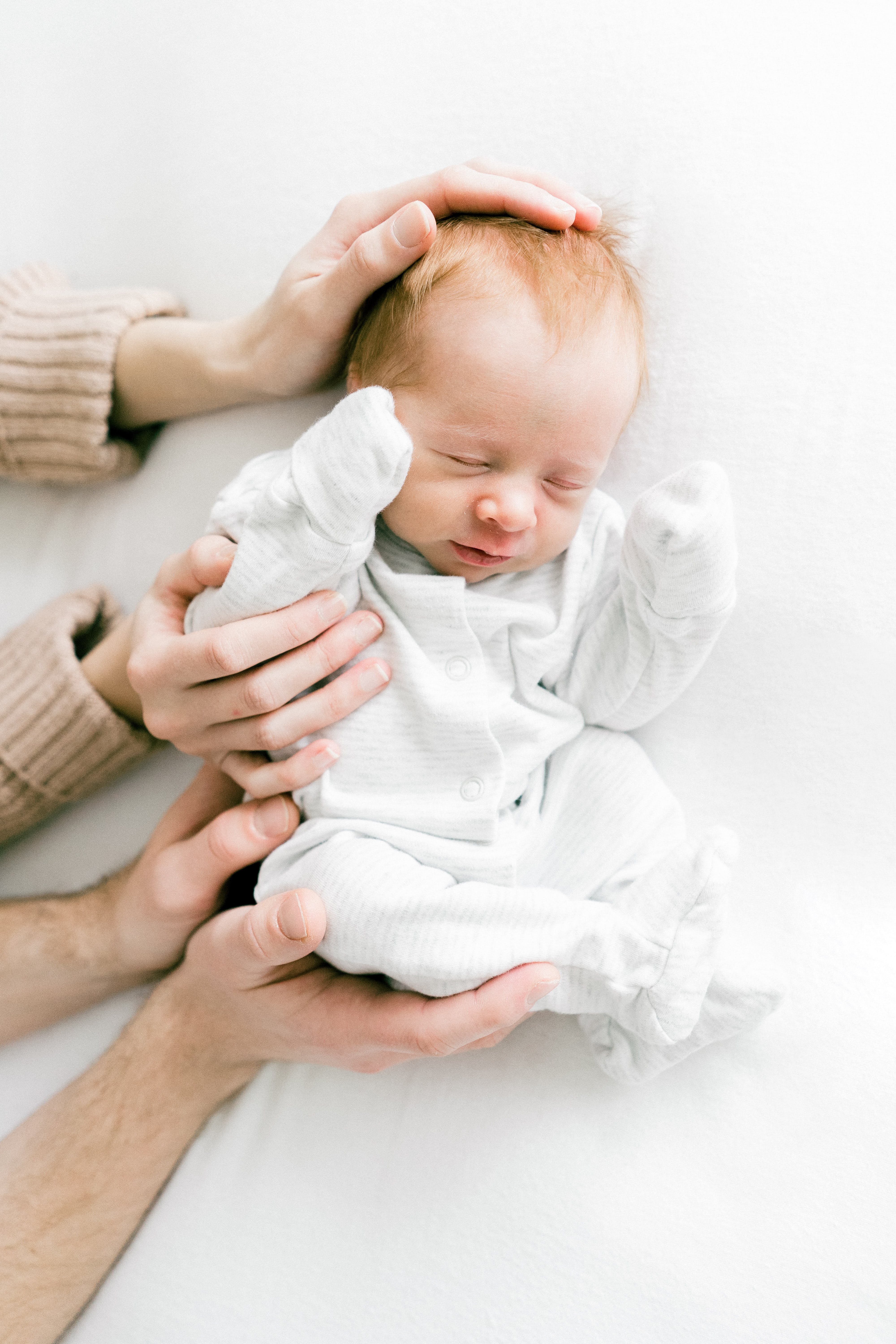 Mains tenant un petit bébé | Source : Pexels