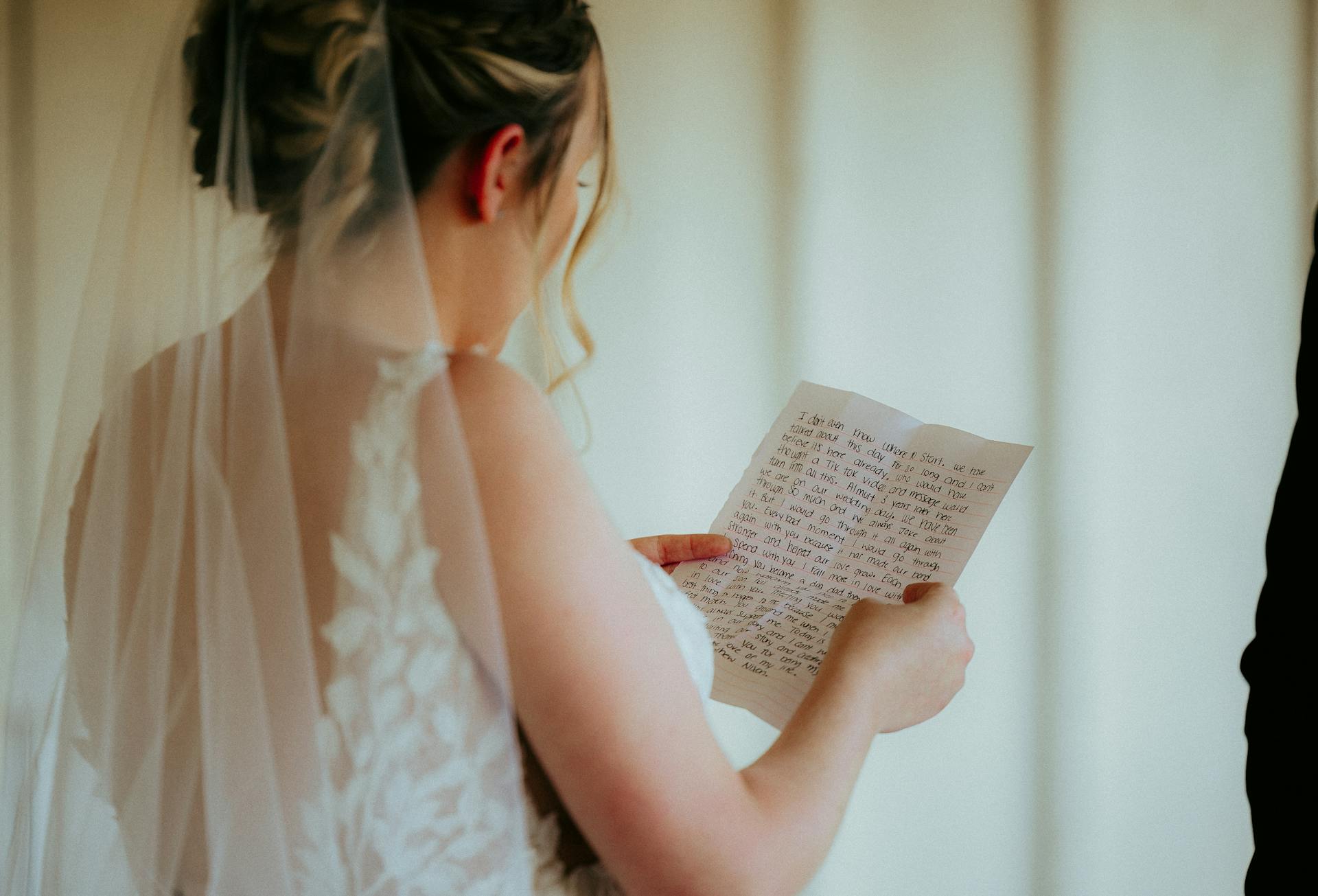 Une mariée lisant ses vœux | Source : Pexels