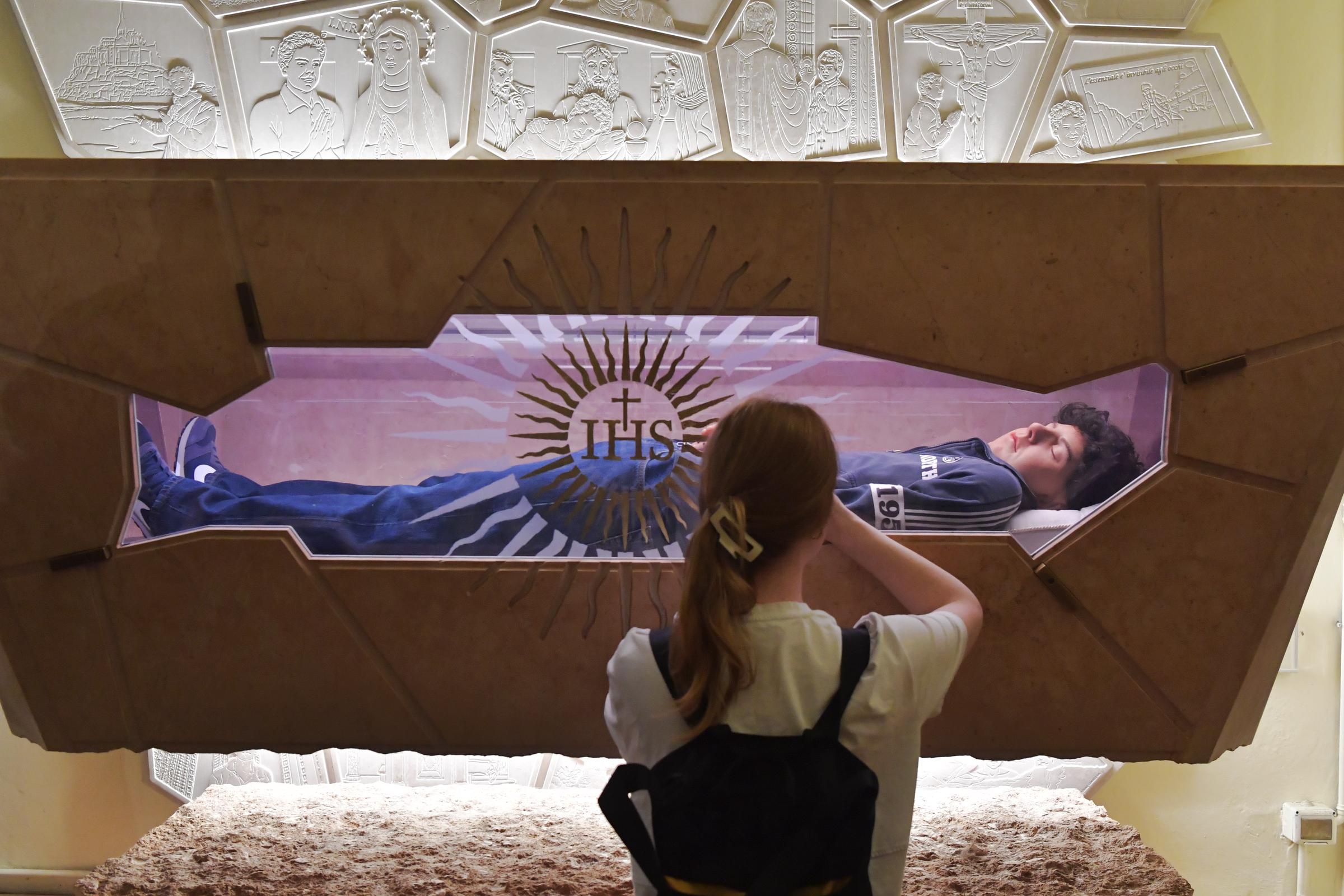 Des fidèles prient devant la tombe de Carlo Acutis au sanctuaire Santa Maria Maggiore de la Renonciation le 23 avril 2025 à Assise, en Italie | Source : Getty Images