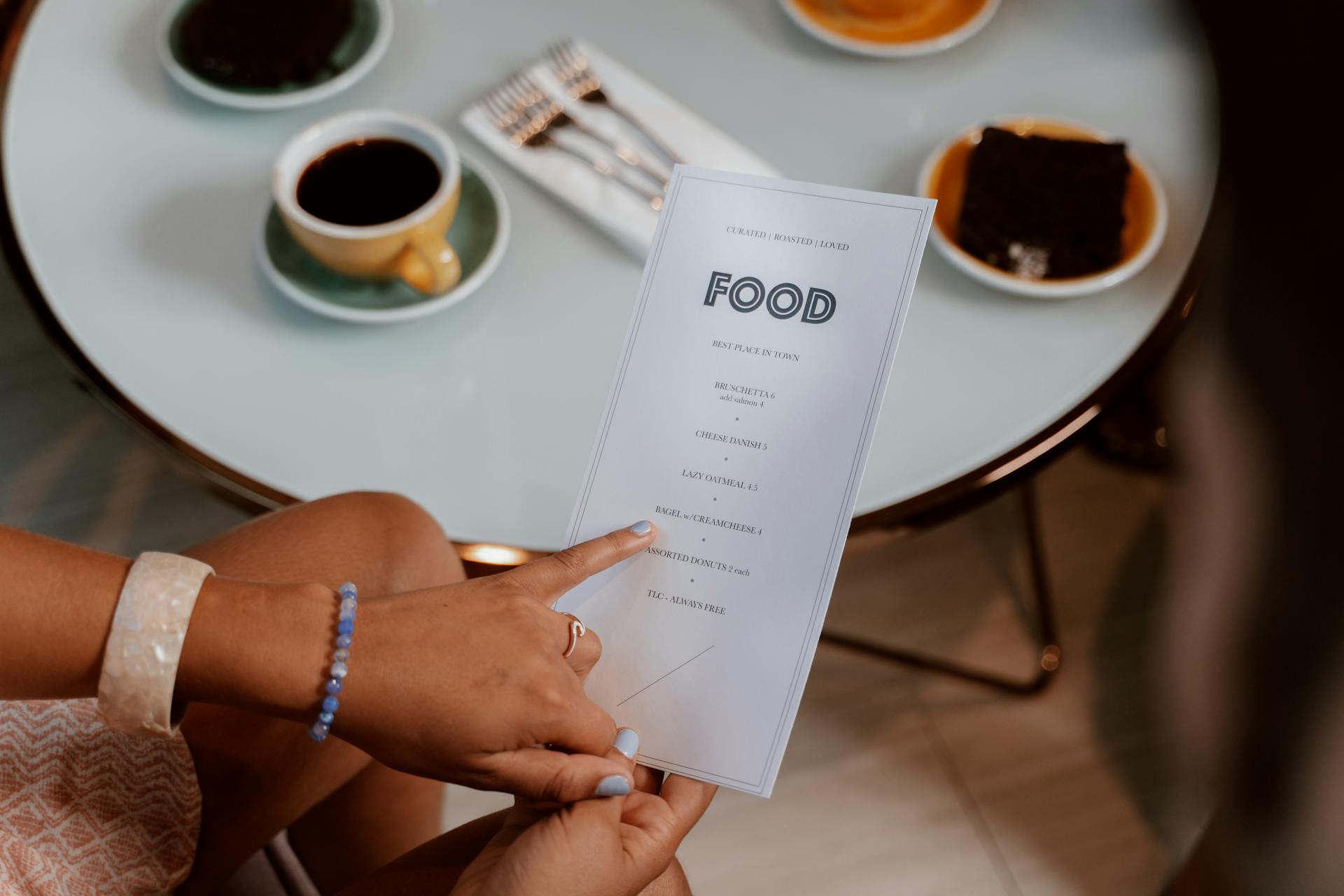 Une femme examine un menu | Source : Pexels