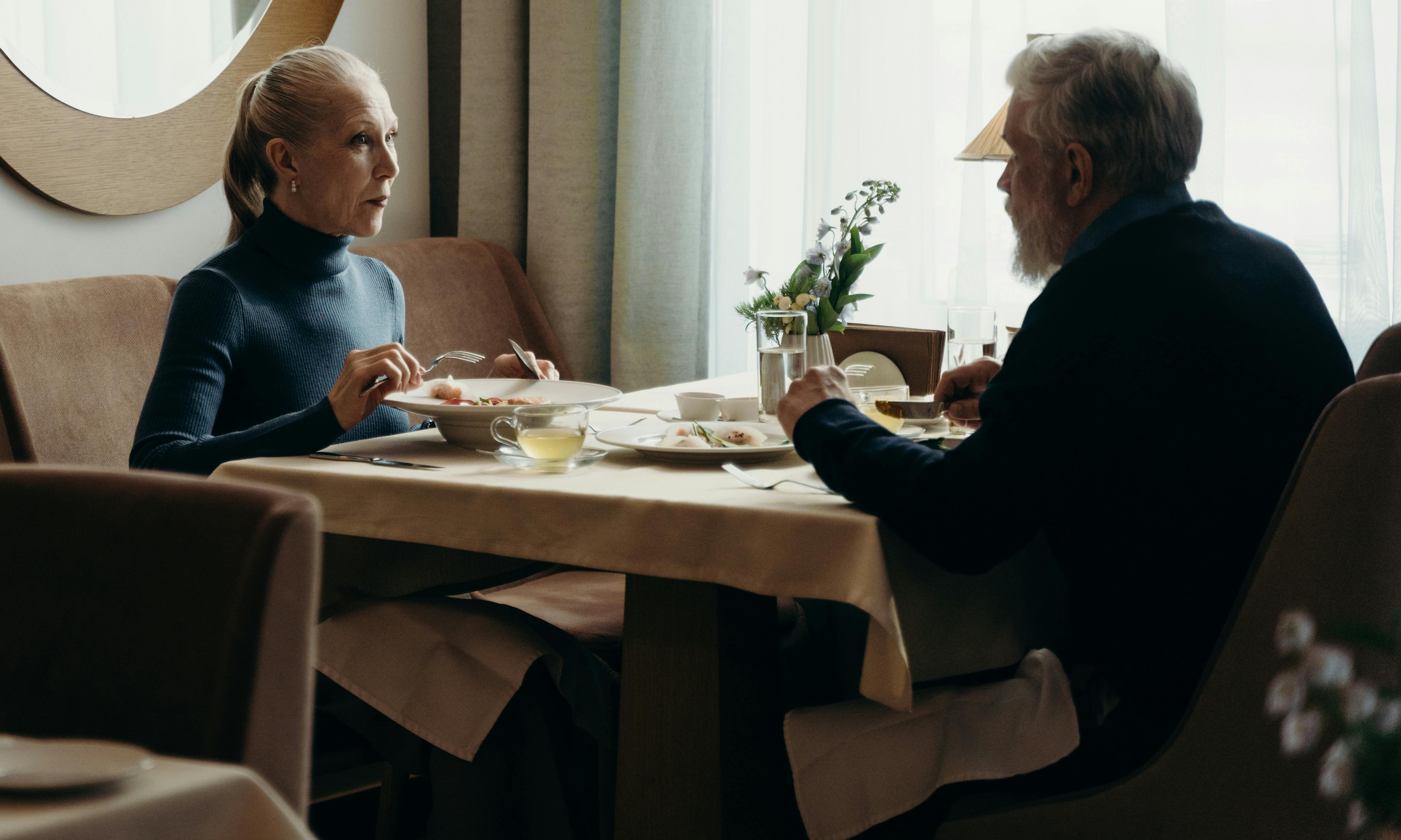 Un couple de personnes âgées à la table d'un restaurant | Source : Pexels