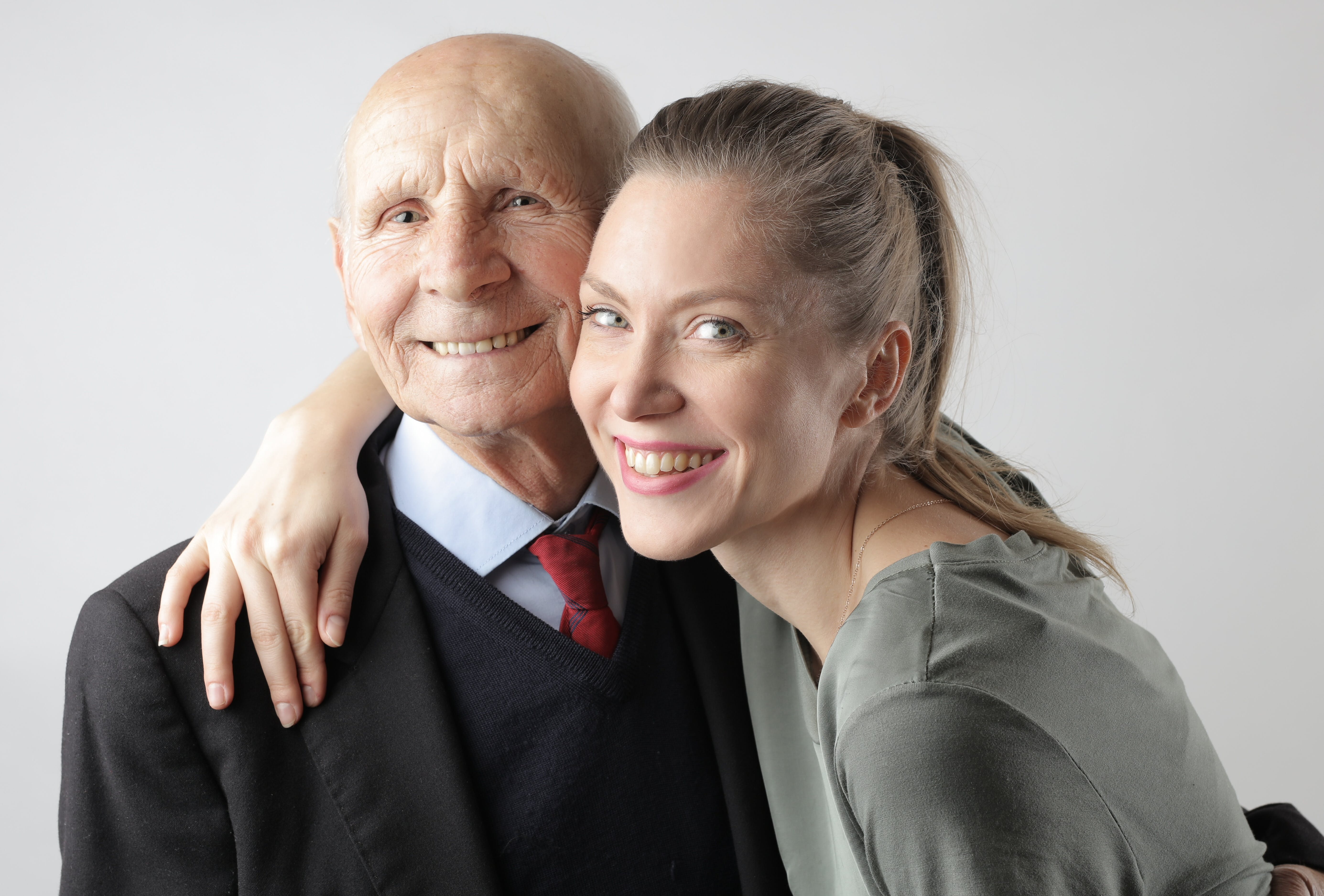 Un homme âgé et une jeune femme posant pour un portrait | Source : Pexels