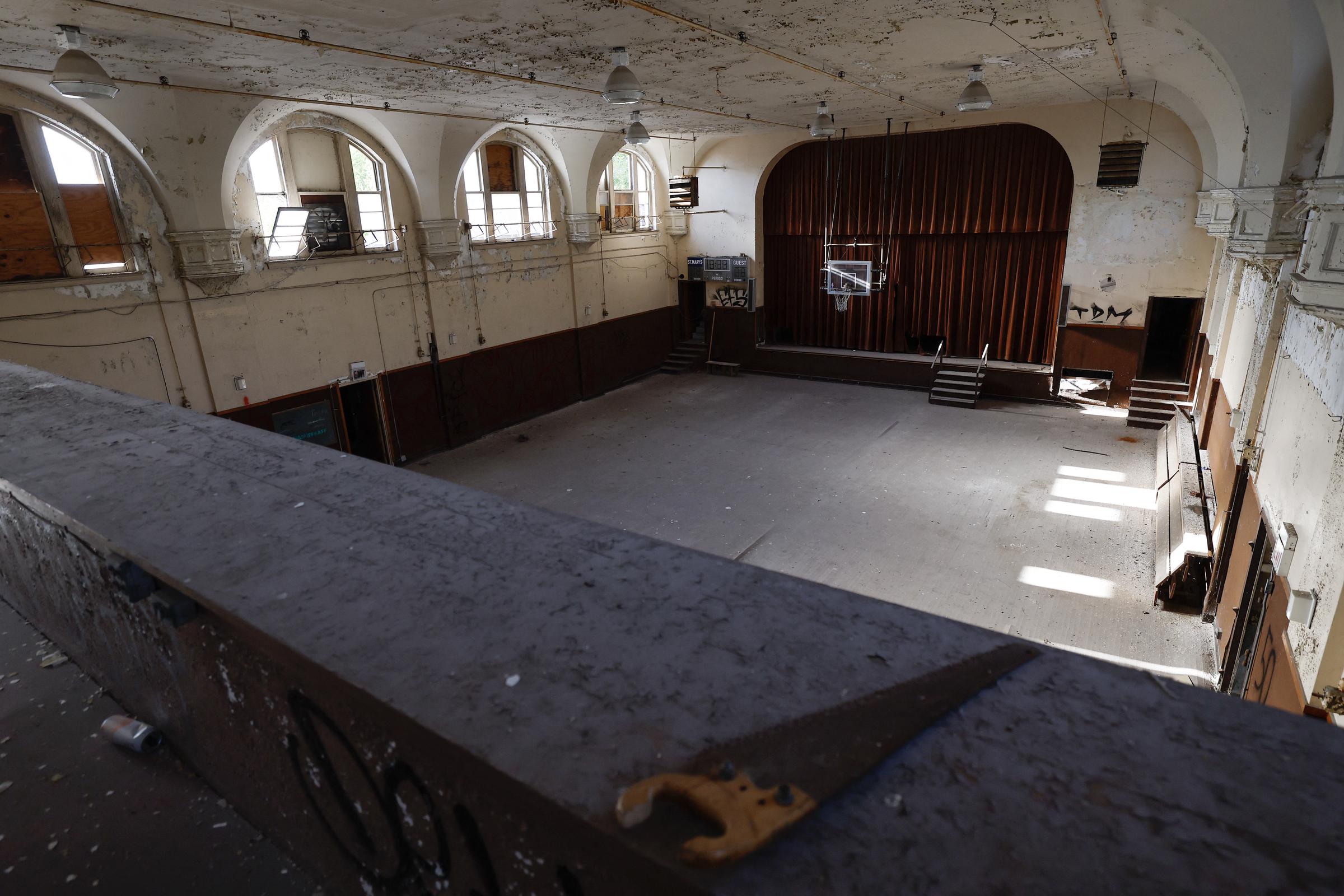 Un gymnase à l'intérieur de l'église et de l'école catholique Sainte-Marie-de-l'Assomption, aujourd'hui fermée, où le pape Léon XIV avait l'habitude d'aller à Dolton, dans l'Illinois. | Source : Getty Images