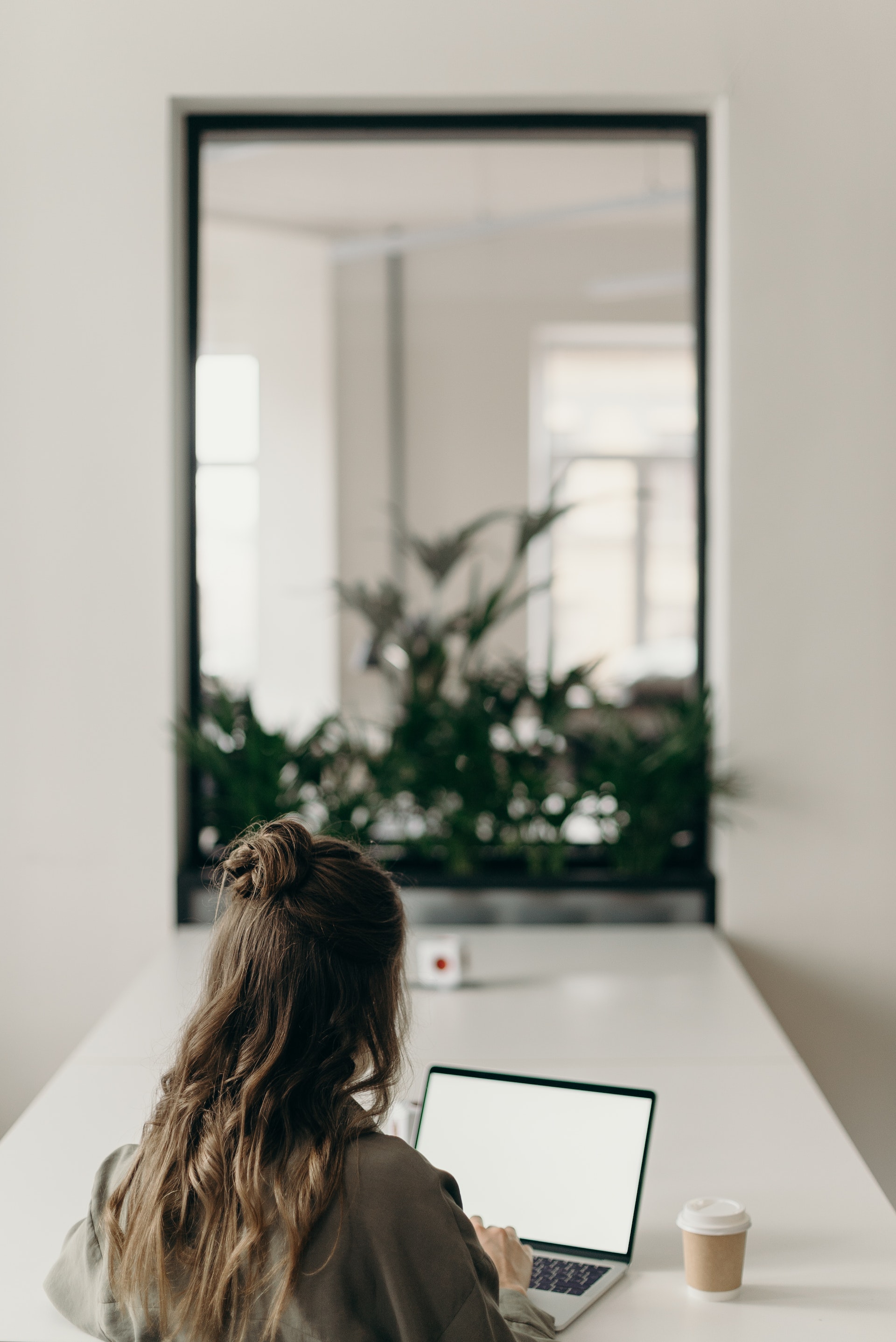 Une femme utilisant son ordinateur portable | Source : Pexels