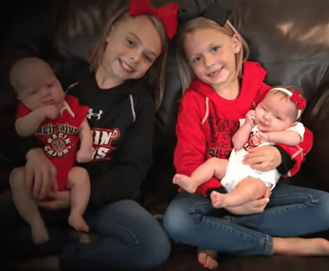 Les sœurs Aubree et Mariah avec les bébés jumeaux Gavin et Grace. | Source : youtube.com/Good Morning America