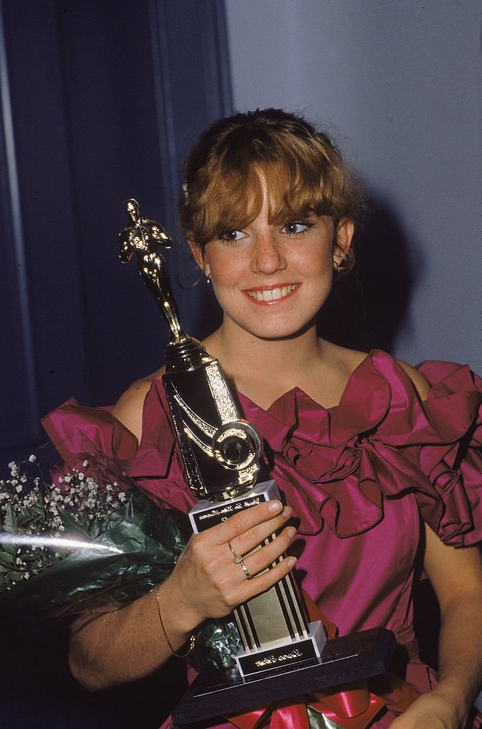 Dana Plato tient son prix "Jeunesse au cinéma" au début des années 1980 | Photo : Getty Images