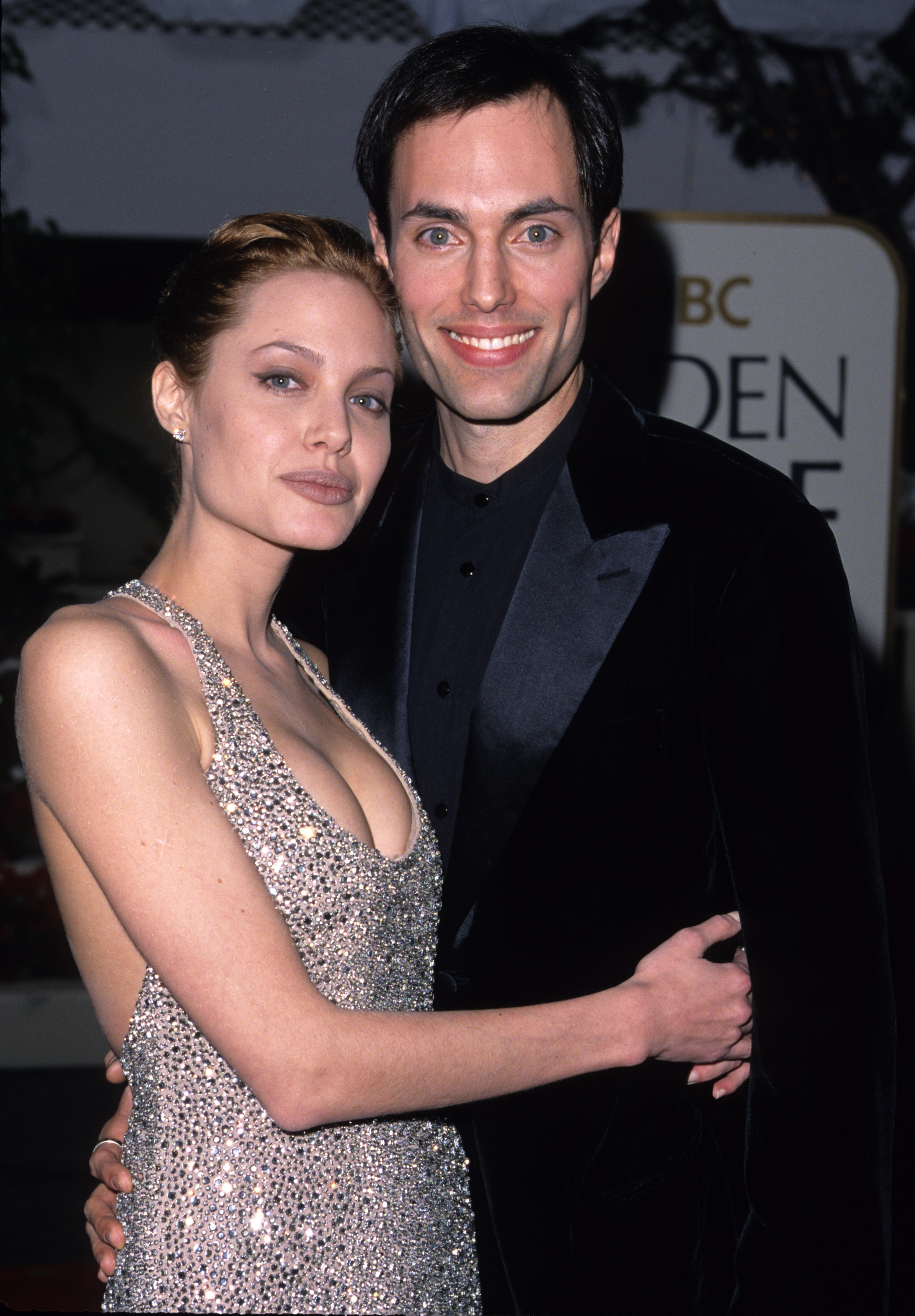 Angelina Jolie et James Haven lors de la 56e édition des Golden Globe Awards - tapis rouge le 24 janvier 1999 | Source : Getty Images