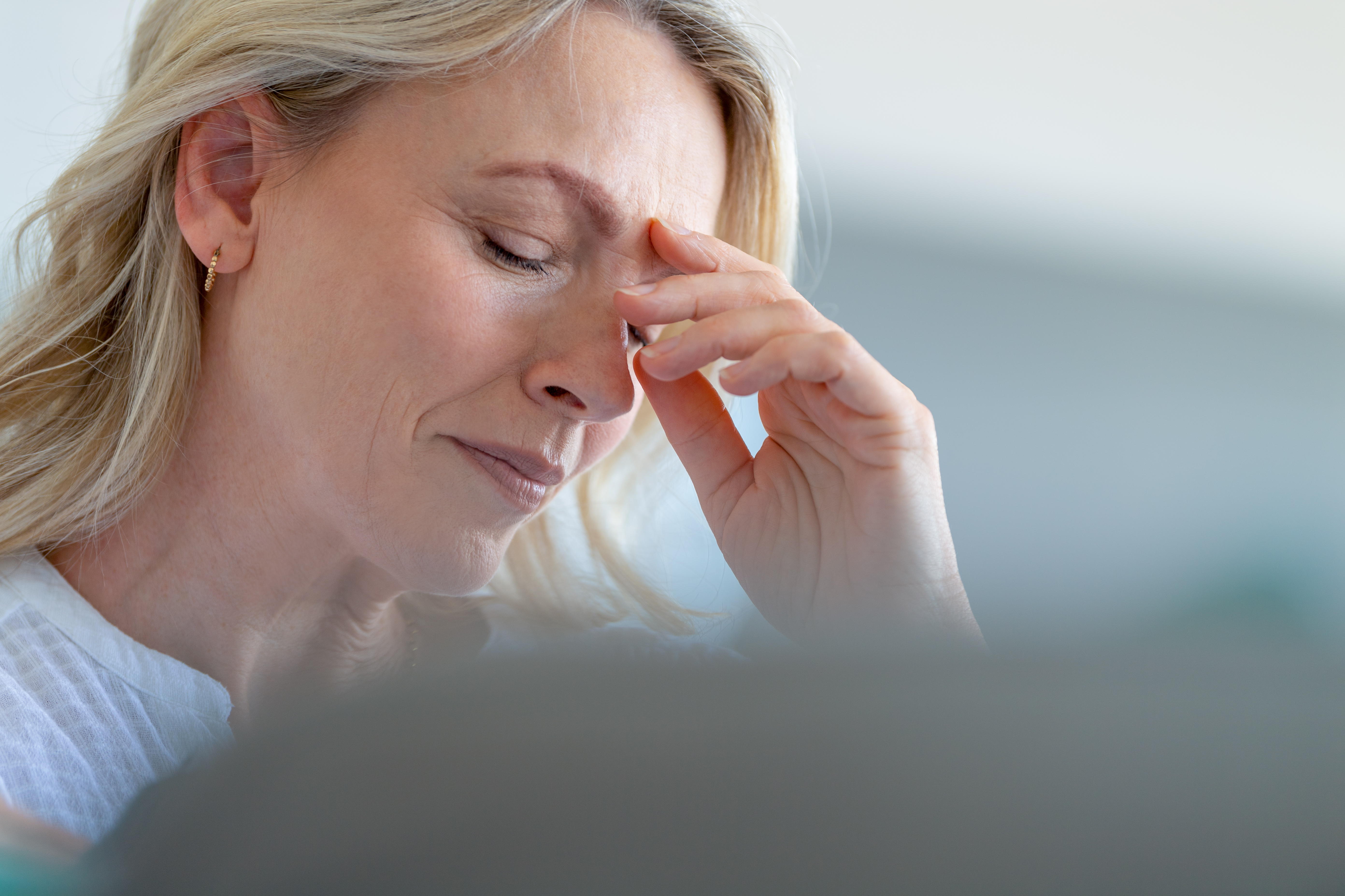 Femme mûre stressée et contrariée en gros plan | Source : Getty Images