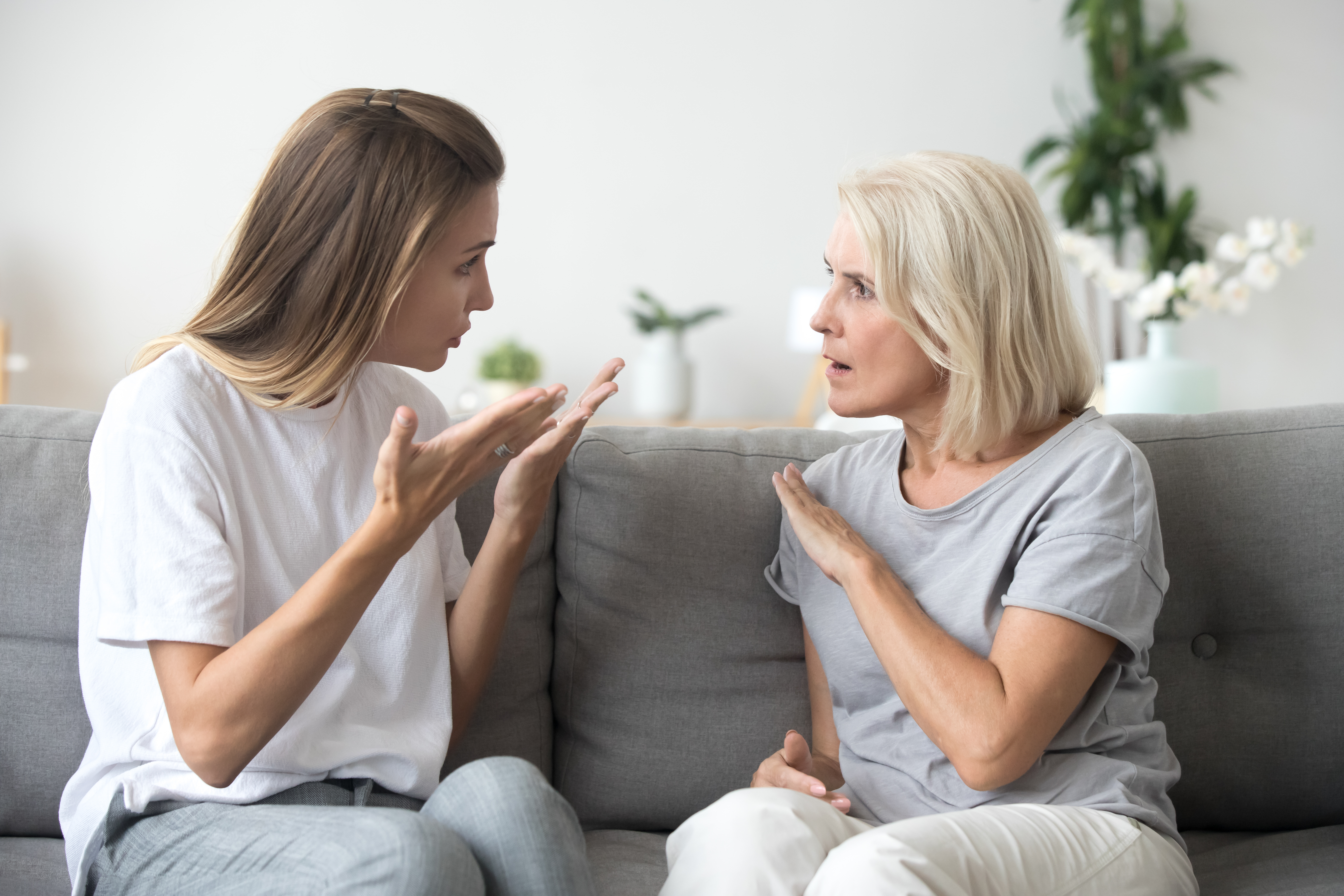 Une femme plus jeune et une femme plus âgée ayant une conversation sérieuse | Source : Getty Images