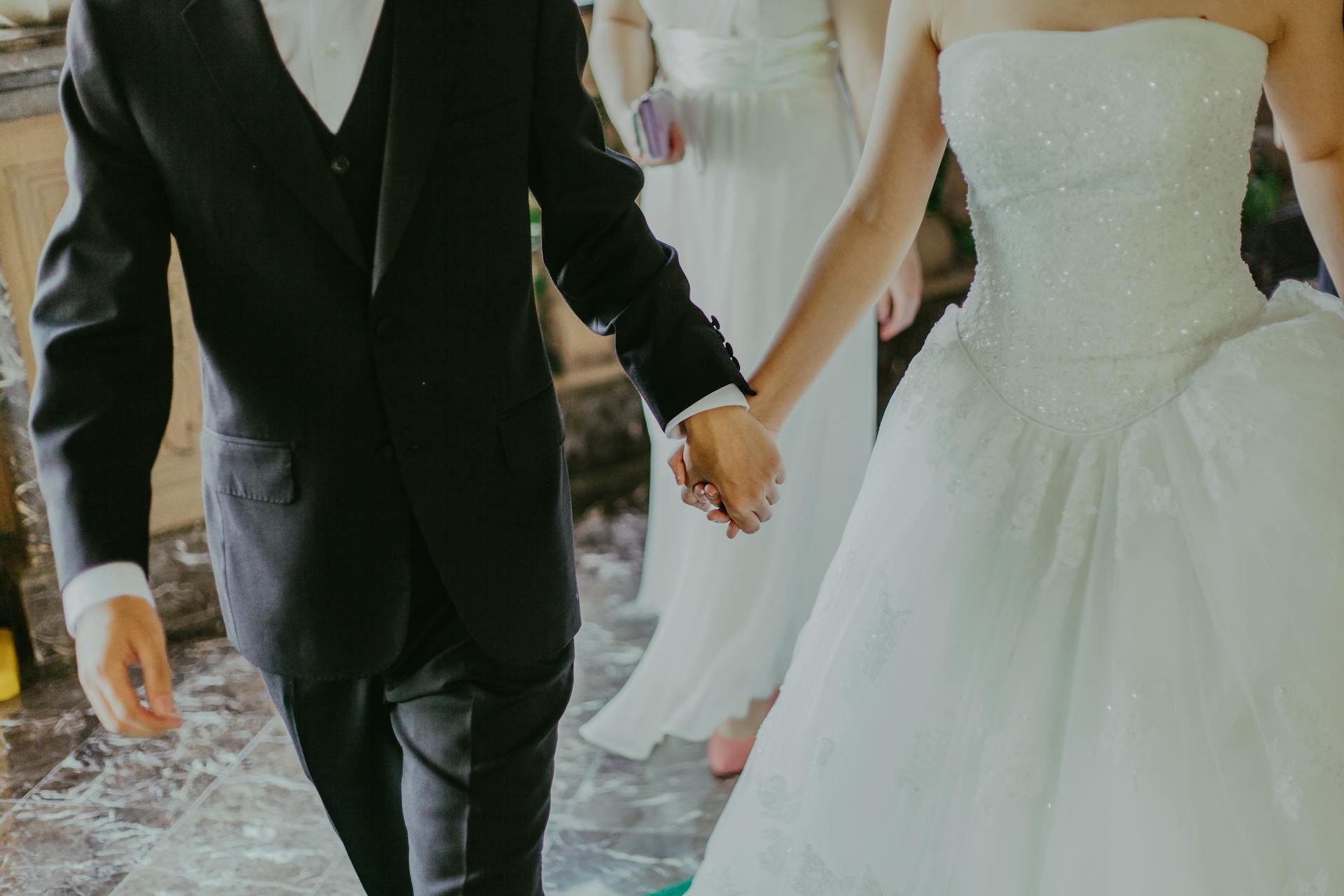 Un couple de mariés se tenant par la main | Source : Pexels
