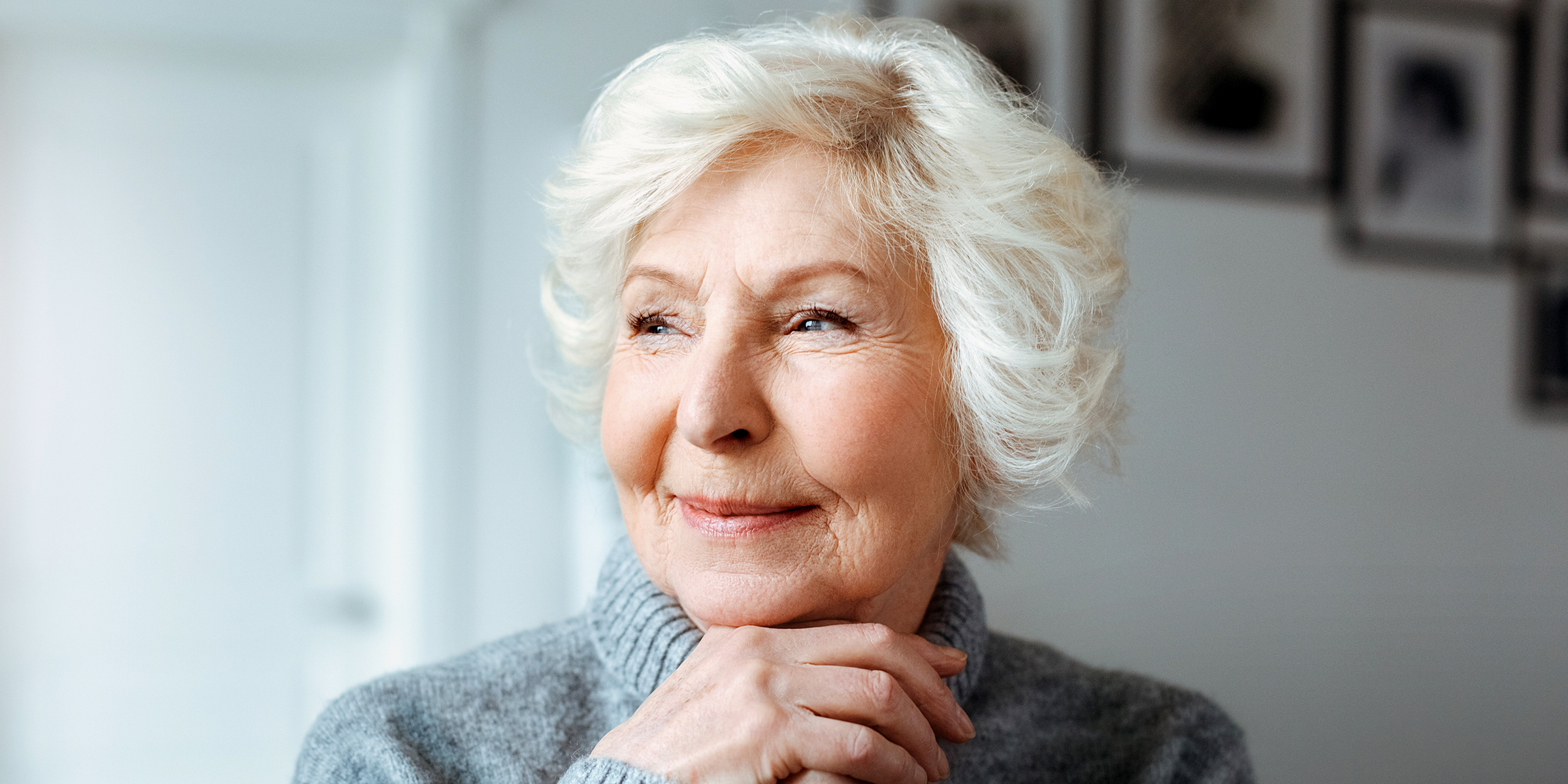 Une vieille femme souriante | Source : Shutterstock