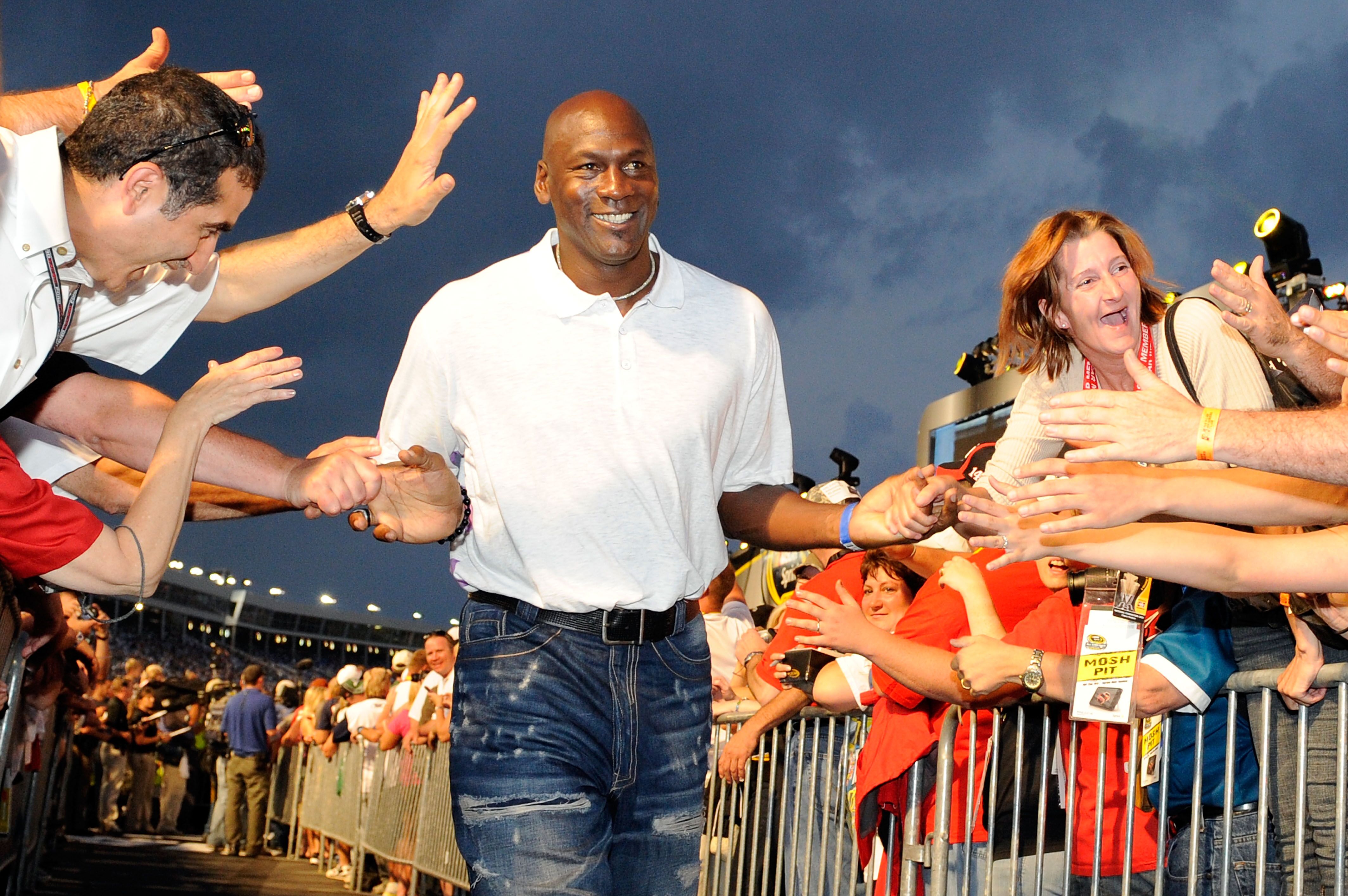 Michael Jordan a fait un high-five à la foule pendant les cérémonies d'avant-course. | Source : Getty Images