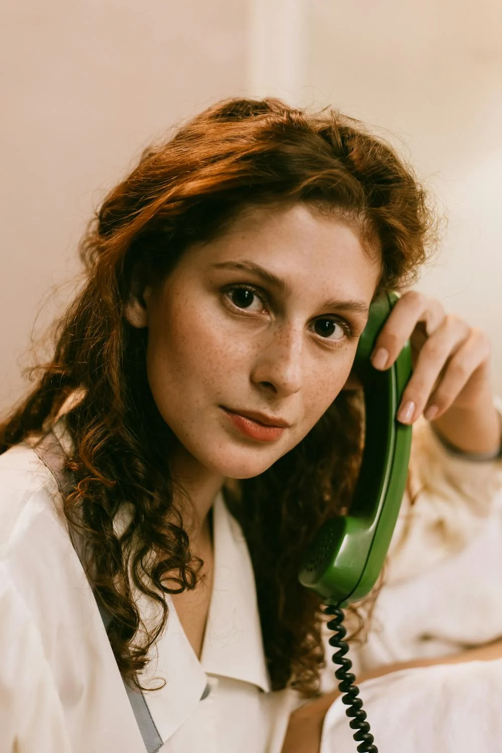 A woman talking on the phone | Source: Pexels