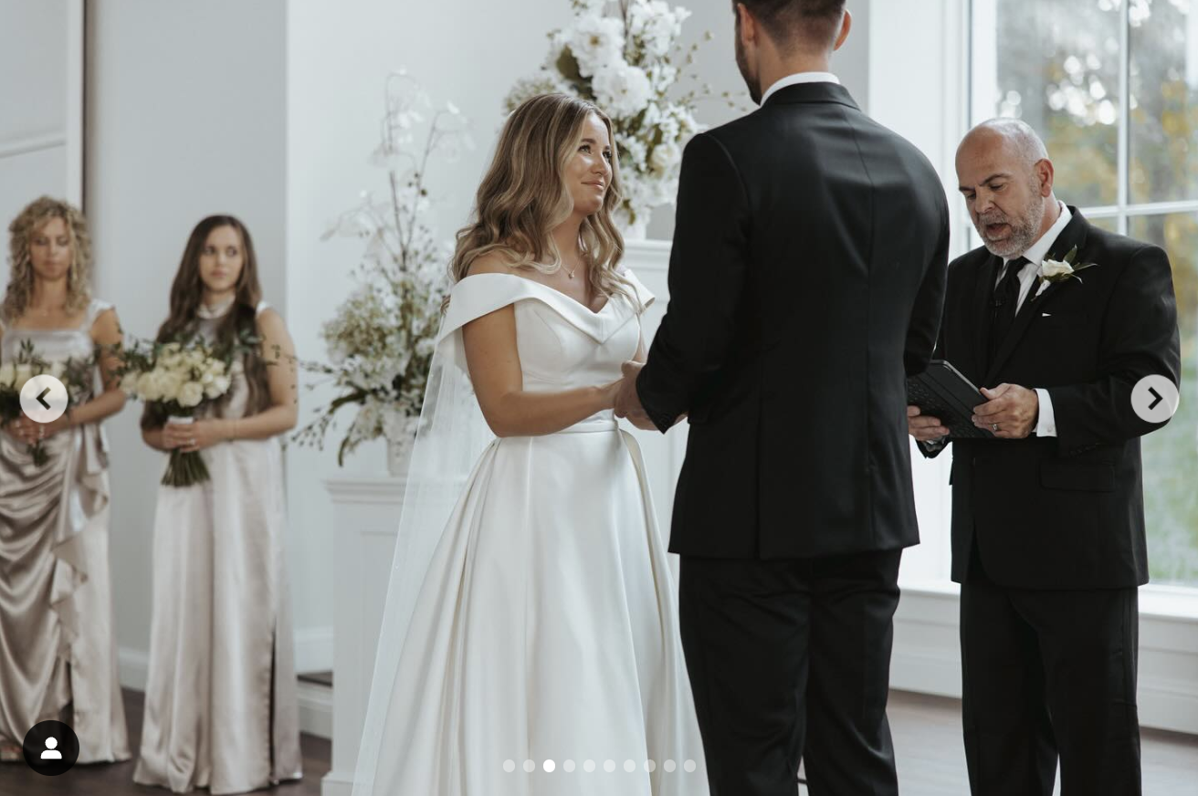 Une vue plus rapprochée du mariage d'inspiration minimaliste de Jana Duggar et Stephen Wissmann comporte une grande fenêtre et un décor floral, posté en août 2024 | Source : Instagram/janamduggar