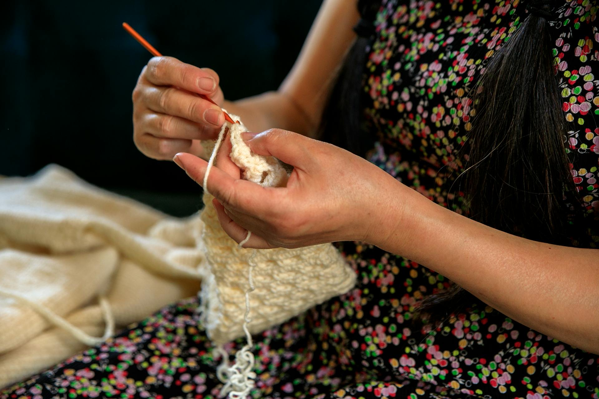 Gros plan sur une femme qui fait du crochet | Source : Pexels