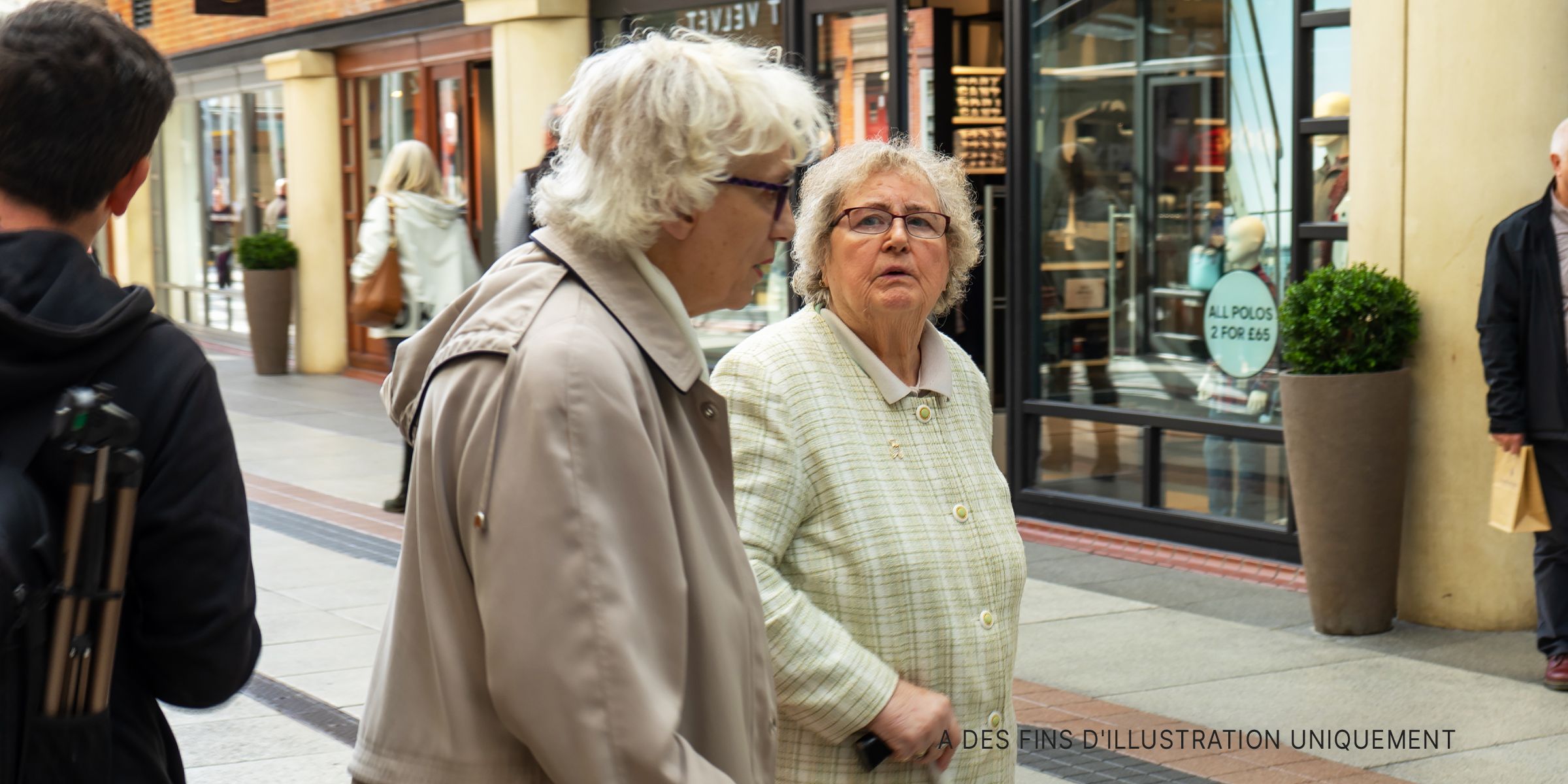 Deux femmes âgées marchant vers un magasin | Source : Shutterstock