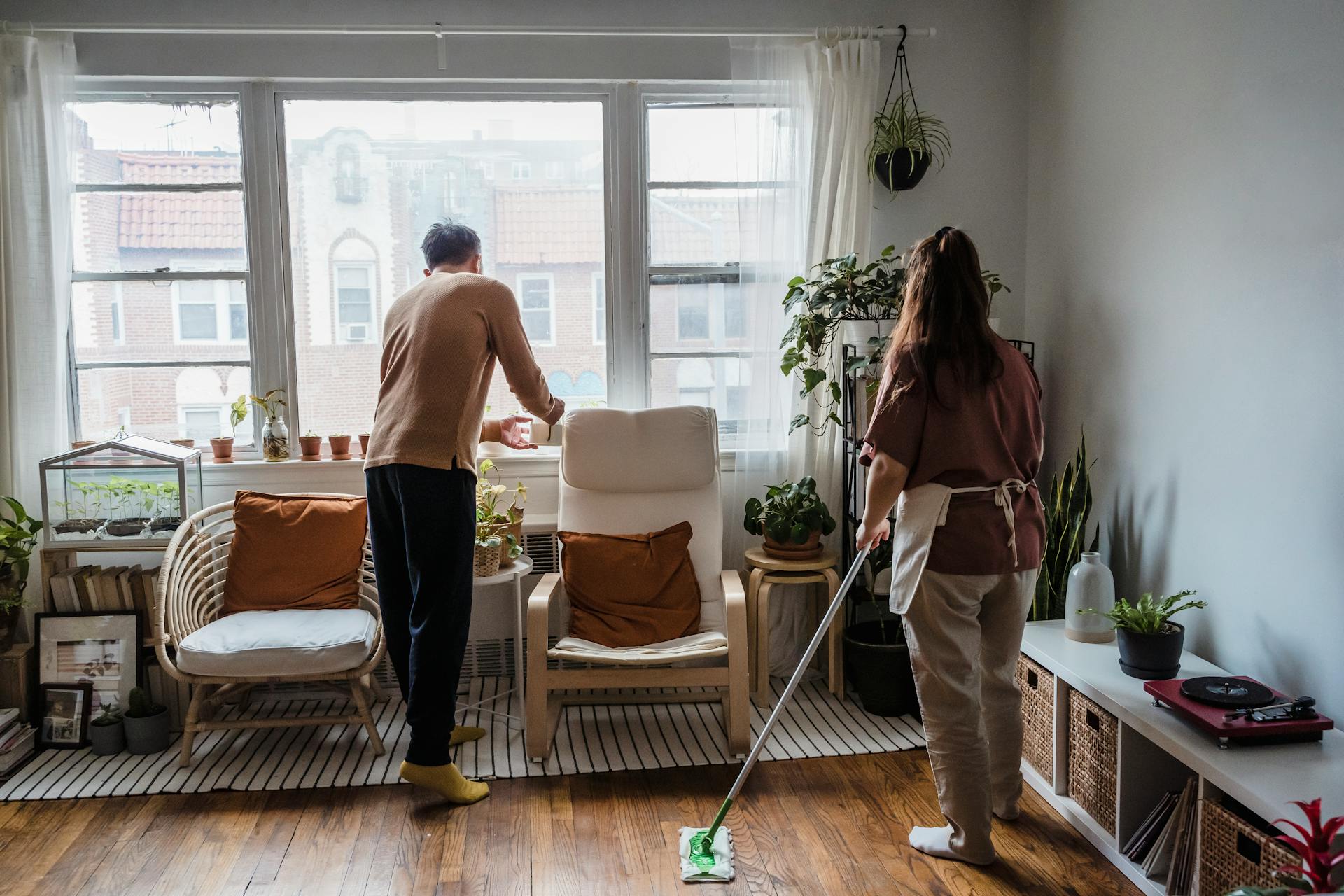 Un couple en train de nettoyer | Source : Pexels