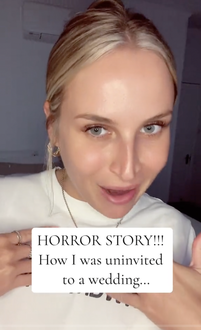 Amy Dickinson dans une capture d'écran de son clip daté du 8 janvier 2024, où elle commence à détailler son histoire sur la façon dont elle n'a pas été invitée au mariage de son amie | Source : tiktok/amzdicko.