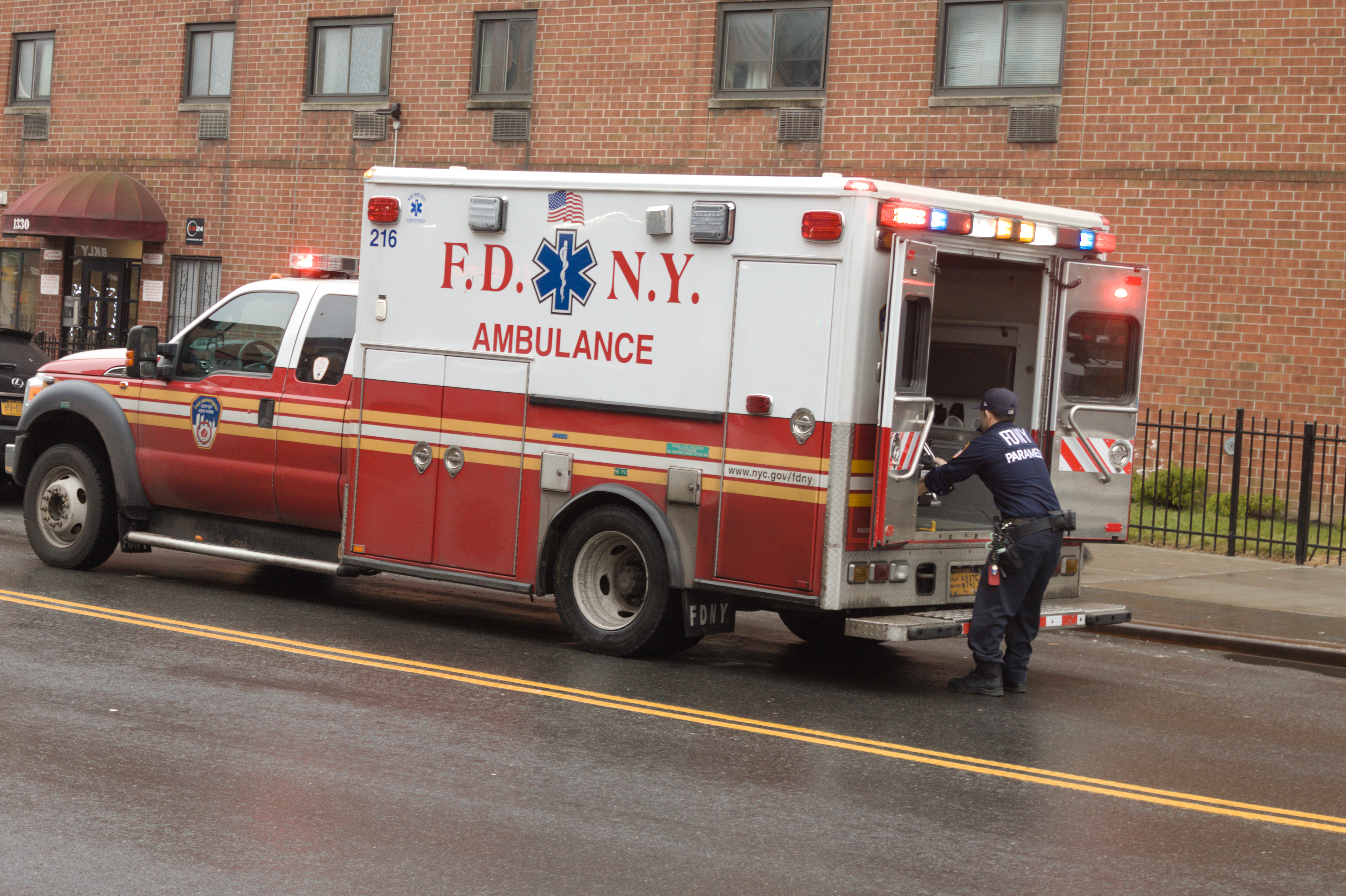 Un paramédico y una ambulancia. | Fuente: Shutterstock
