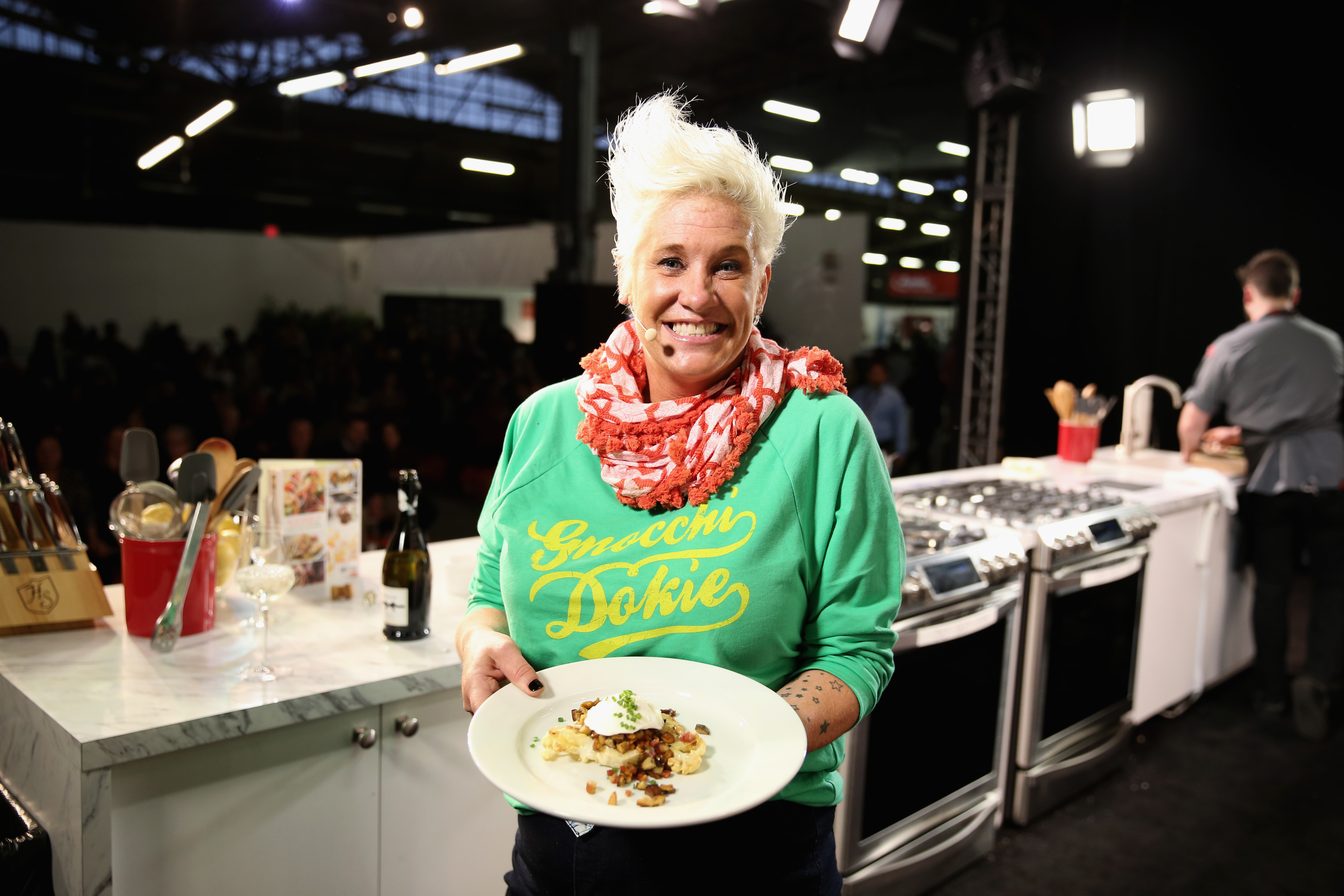 La chef Anne Burrell assiste au festival du vin et de la gastronomie de la ville de New York, le 17 octobre 2015 à New York. | Source : Getty Images