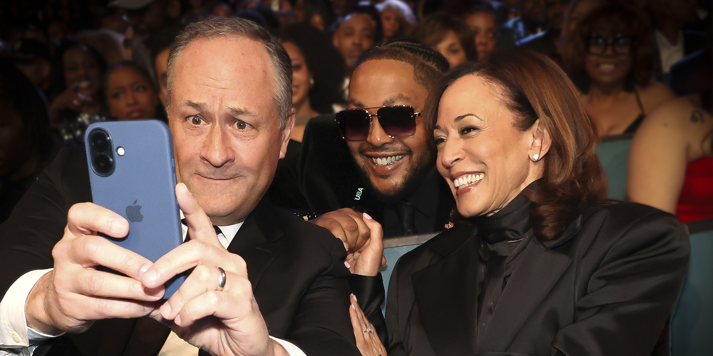 Douglas Emhoff et Kamala Harris posant pour une photo avec quelqu'un. | Source : Getty Images