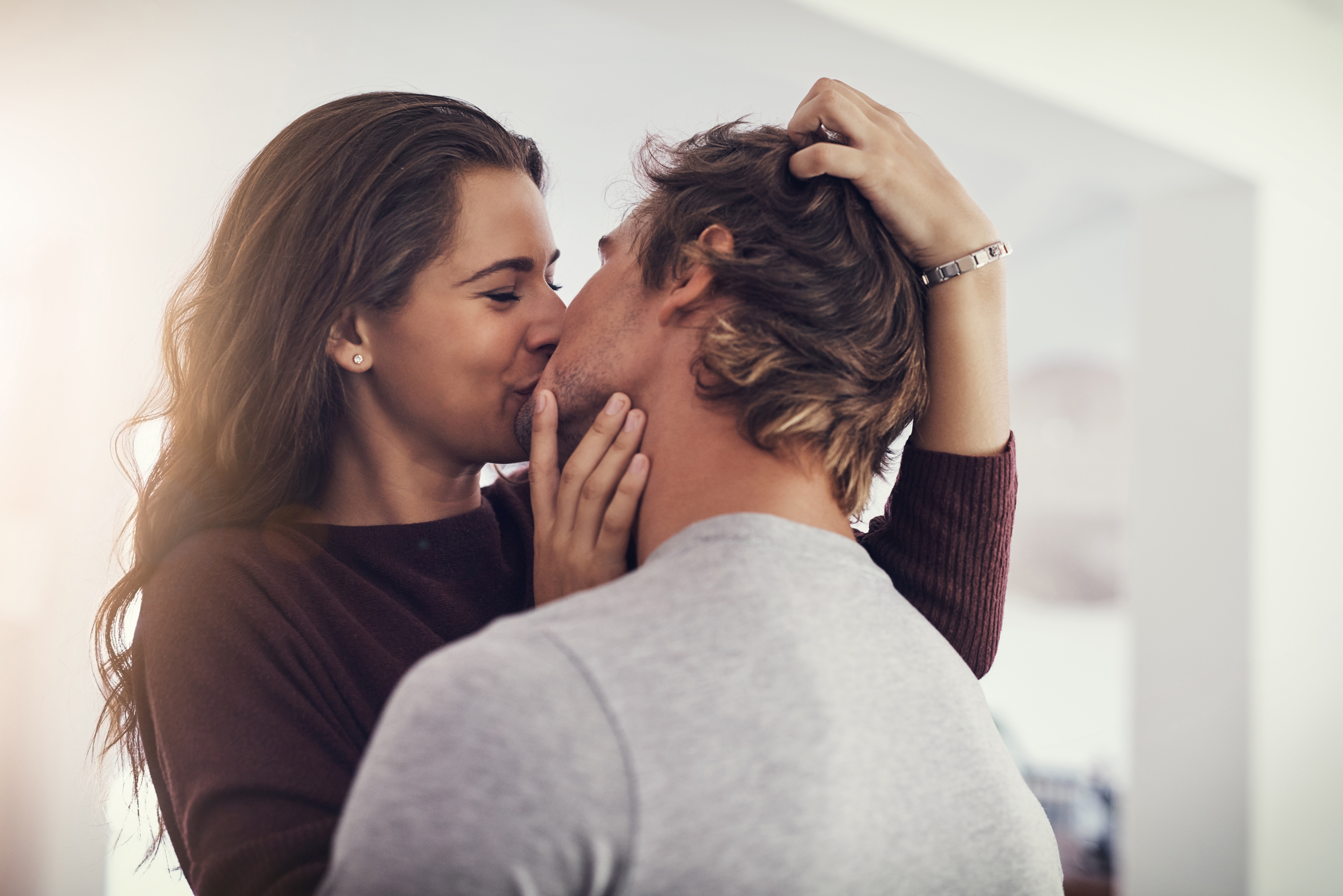 Une femme qui embrasse un homme | Source : Shutterstock