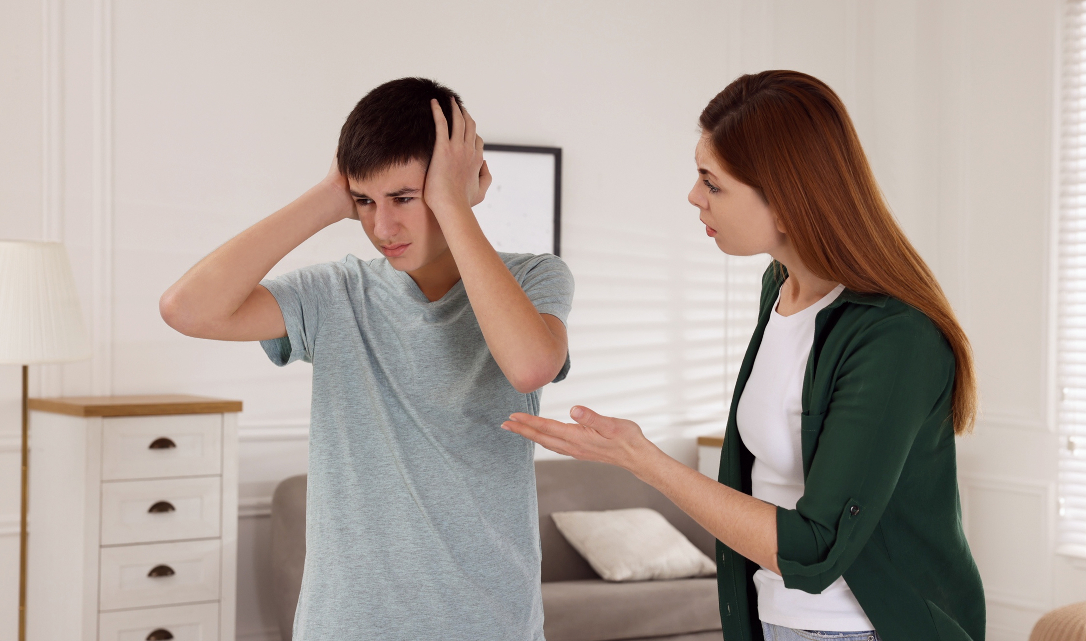 Un adolescent et sa mère en train de se disputer | Source : Shutterstock