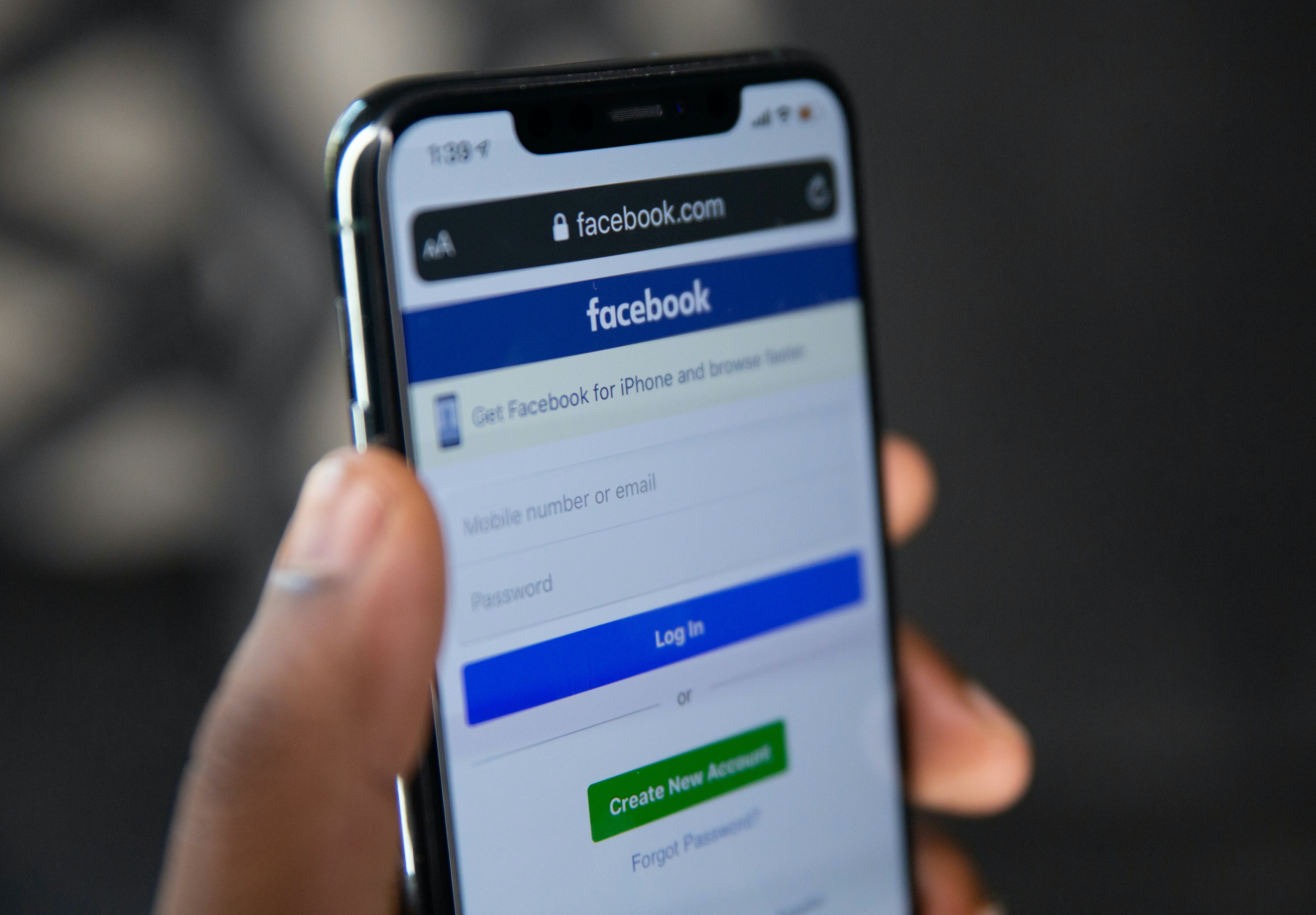 Un écran de téléphone montrant une page Facebook | Source : Unsplash