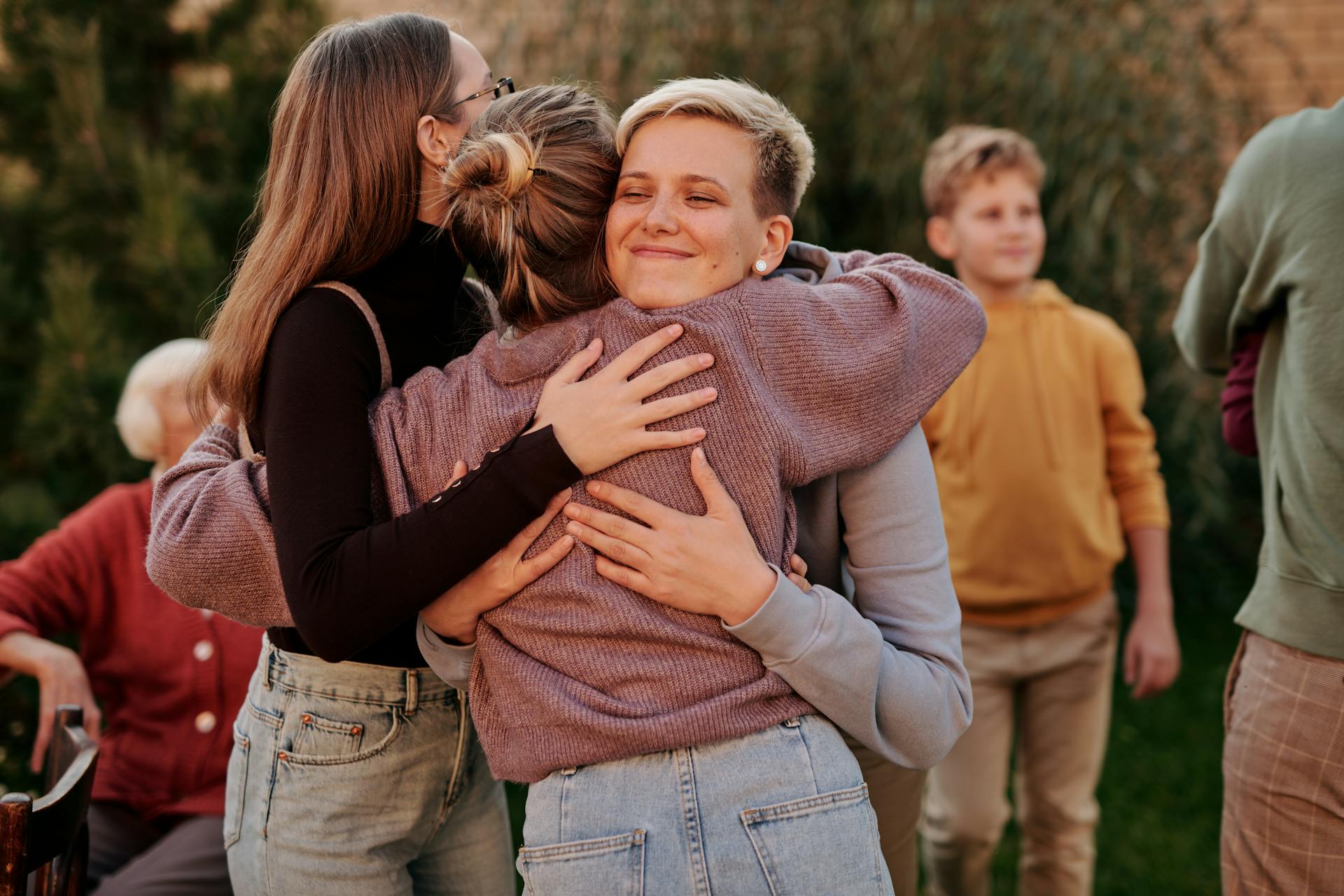 Des femmes s'étreignent lors d'une réunion de famille | Source : Pexels