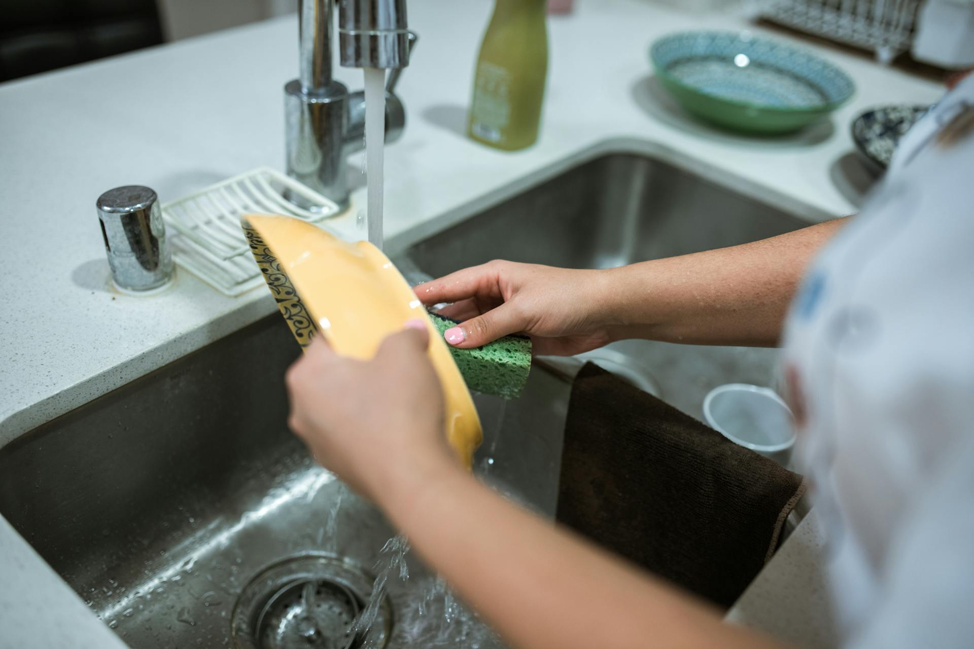 Une femme qui fait la vaisselle | Source : Pexels