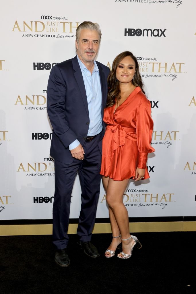 Chris Noth et Tara Wilson le 8 décembre 2021, à New York | Source : Getty Images