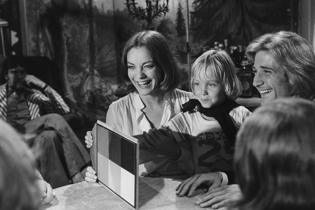 Romy Schneider et son fils David lors du tournage du film 'Un amour de pluie' en 1974 (Photo by William KAREL/Gamma-Rapho via Getty Images)