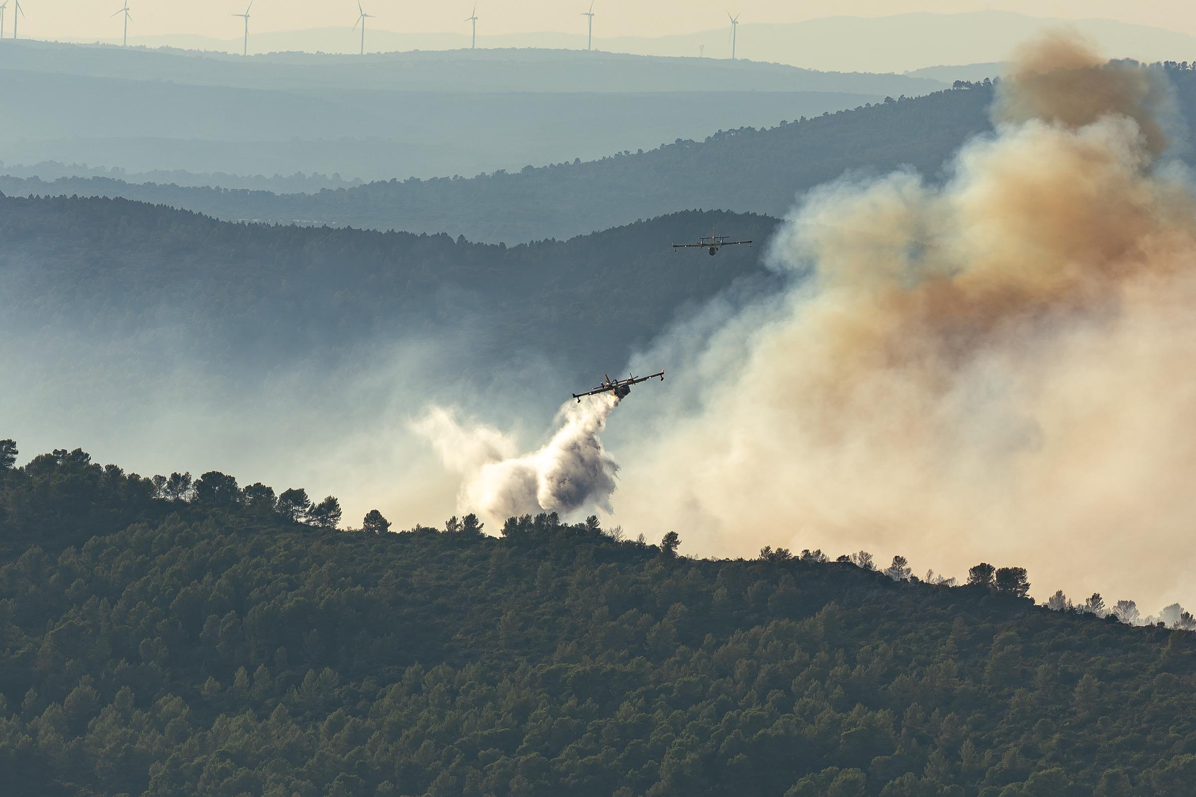 Des avions de lutte contre les incendies larguent de l'eau au-dessus d'un feu de forêt près de Brignoles, où les flammes ont ravagé environ 130 hectares avant que les équipes ne parviennent à maîtriser l'incendie. | Source : Getty Images