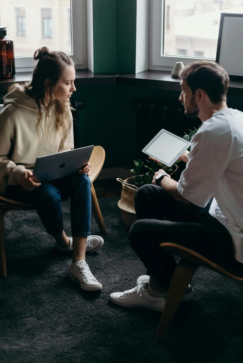 Un couple qui discute en travaillant | Source : Pexels