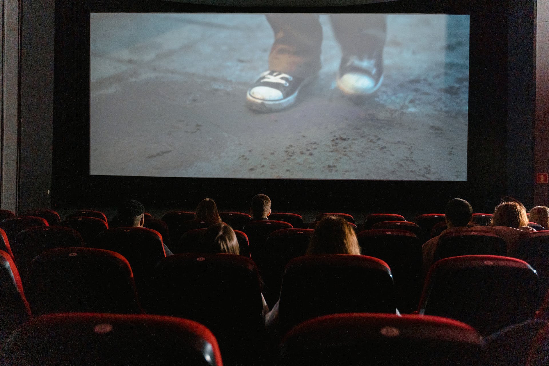 Personnes regardant un film dans un cinéma | Source : Pexels