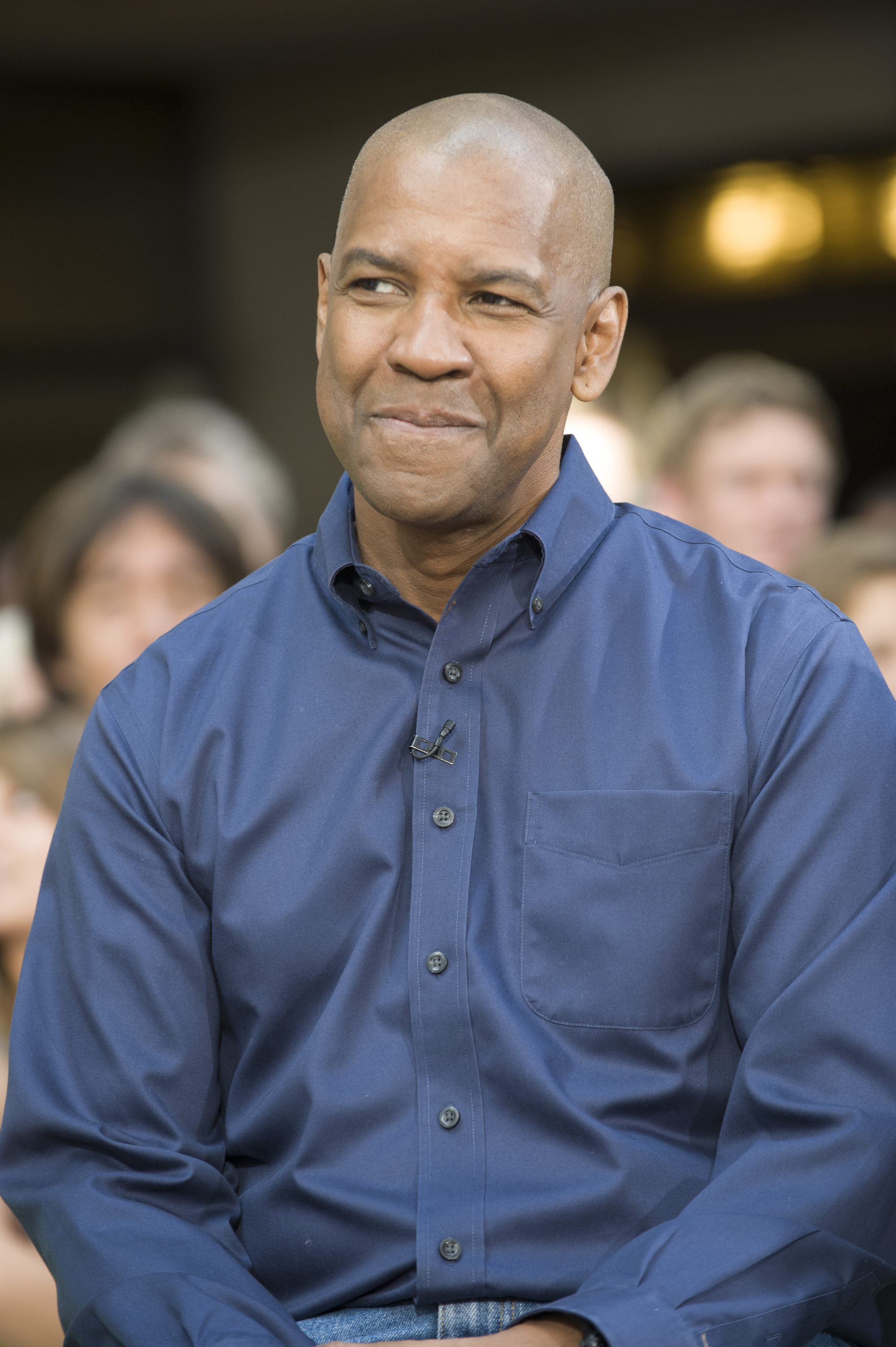 Dans l'émission « Today », Denzel Washington affiche une tête rasée de près et une apparence soignée. Vêtu d'une chemise bleue boutonnée, sa coupe marque une rupture audacieuse avec ses styles caractéristiques du passé.