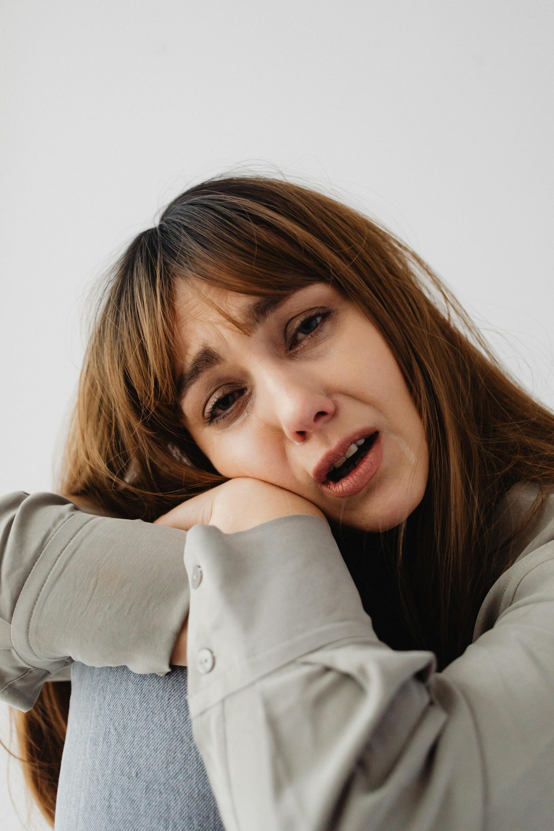 Une femme en détresse qui parle à quelqu'un | Source : Pexels