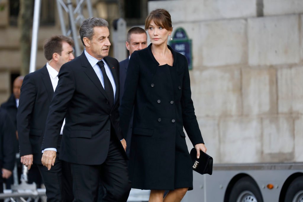 Nicolas Sarkozy et sa femme Carla Bruni Sarkozy assistent aux funérailles de l'ancien président français Jacques Chirac à l'église Saint-Sulpice le 30 septembre 2019. | Photo : Getty Images