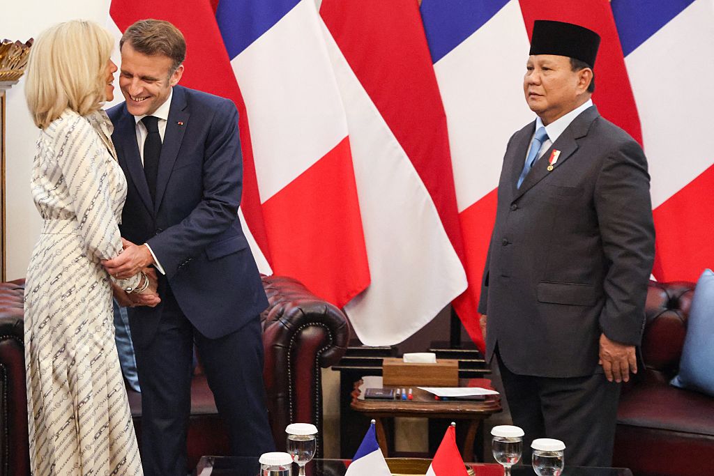 Le président indonésien Prabowo Subianto (à droite) reçoit le président français Emmanuel Macron (au centre) et son épouse Brigitte Macron au palais Merdeka à Jakarta, le 28 mai 2025.