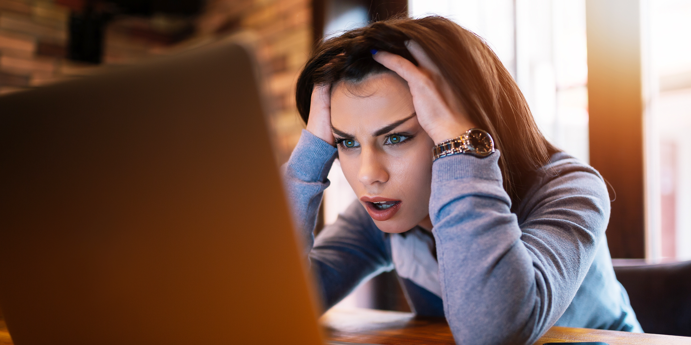 Une femme lisant un e-mail | Source : Shutterstock