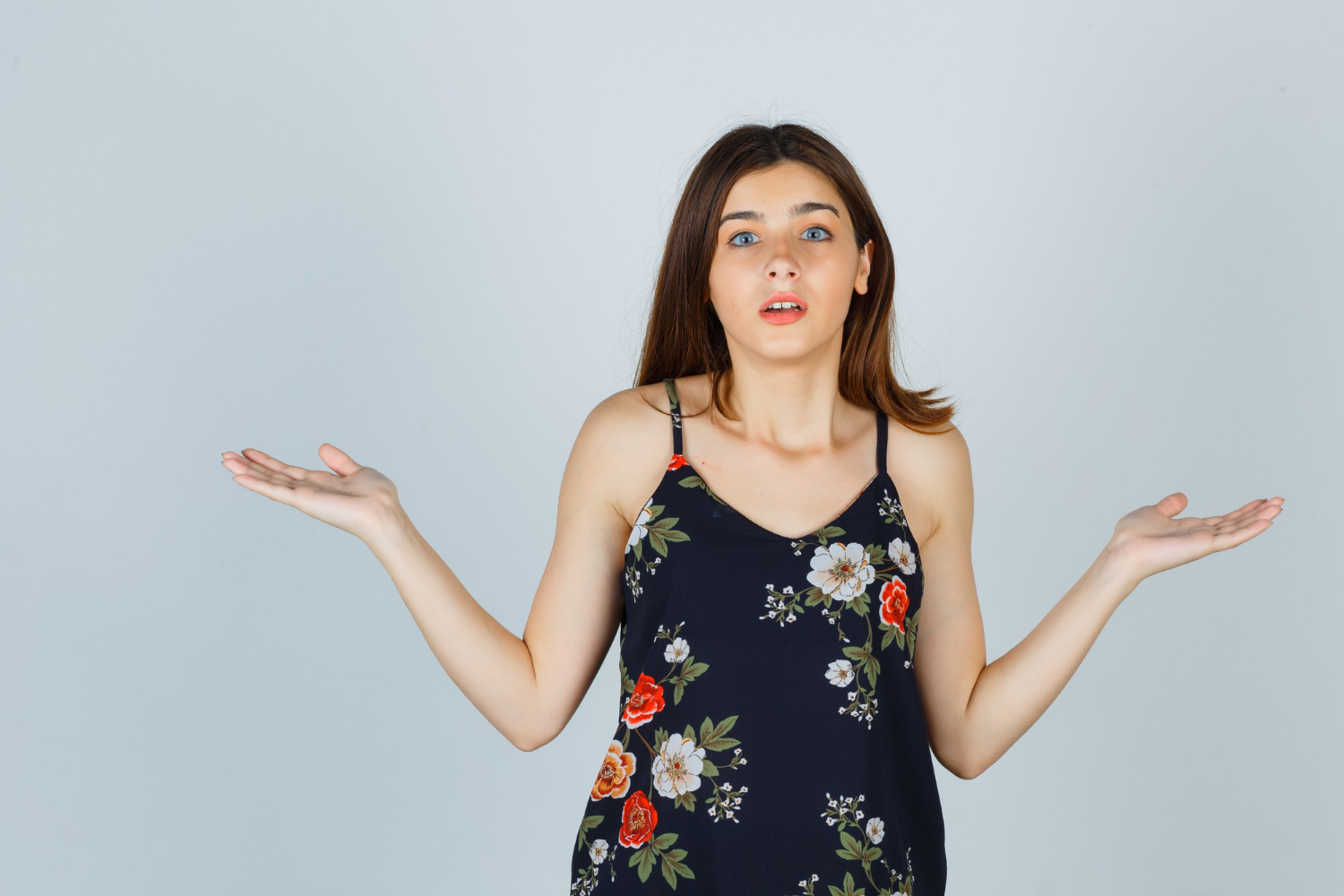 Une jeune femme anxieuse | Source : Freepik