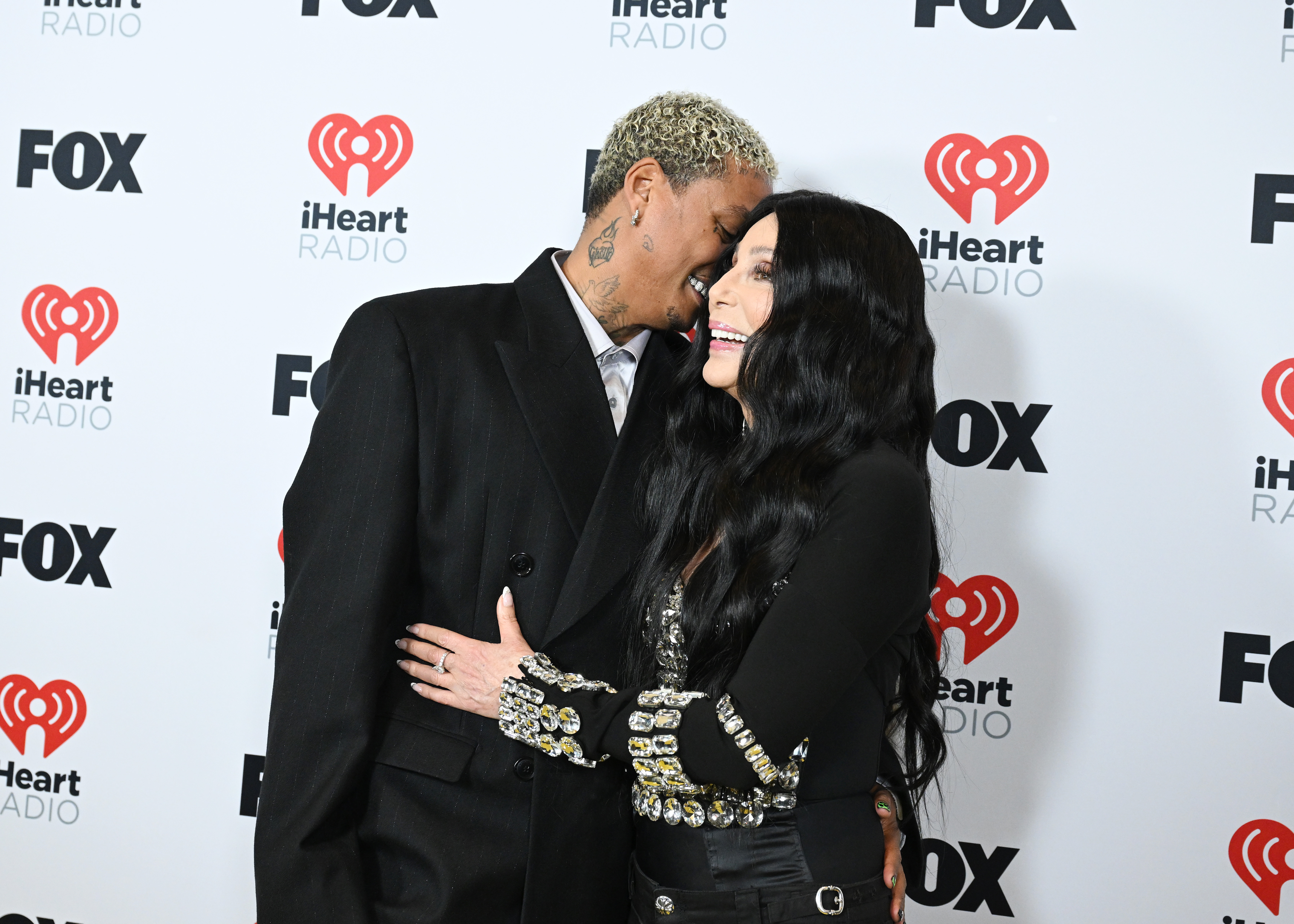 Alexander "AE" Edwards partage un doux moment avec Cher lors des 2024 iHeartRadio Music Awards au Dolby Theatre le 1er avril 2024, à Los Angeles, en Californie. | Source : Getty Images