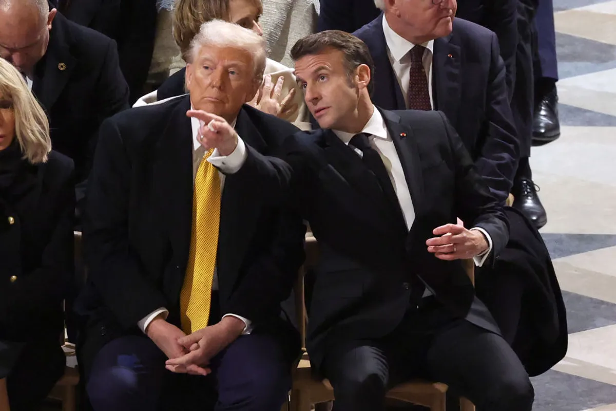 PARIS, FRANCE - 07 DÉCEMBRE : Le président élu des États-Unis Donald Trump et le président français Emmanuel Macron assistent à la cérémonie de réouverture de la cathédrale Notre-Dame de Paris le 07 décembre 2024 à Paris, en France. (Photo by Pascal Le Segretain/Getty Images)