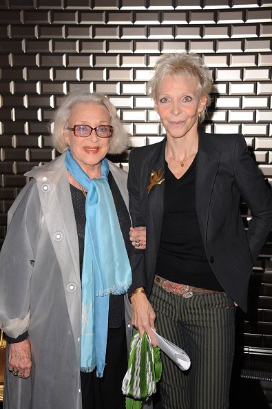 Micheline Presle et Tonie Marshall assistent au défilé Jean Paul Gaultier dans le cadre de la Semaine de la mode printemps/été 2011 à Paris. | Photo : Getty Images