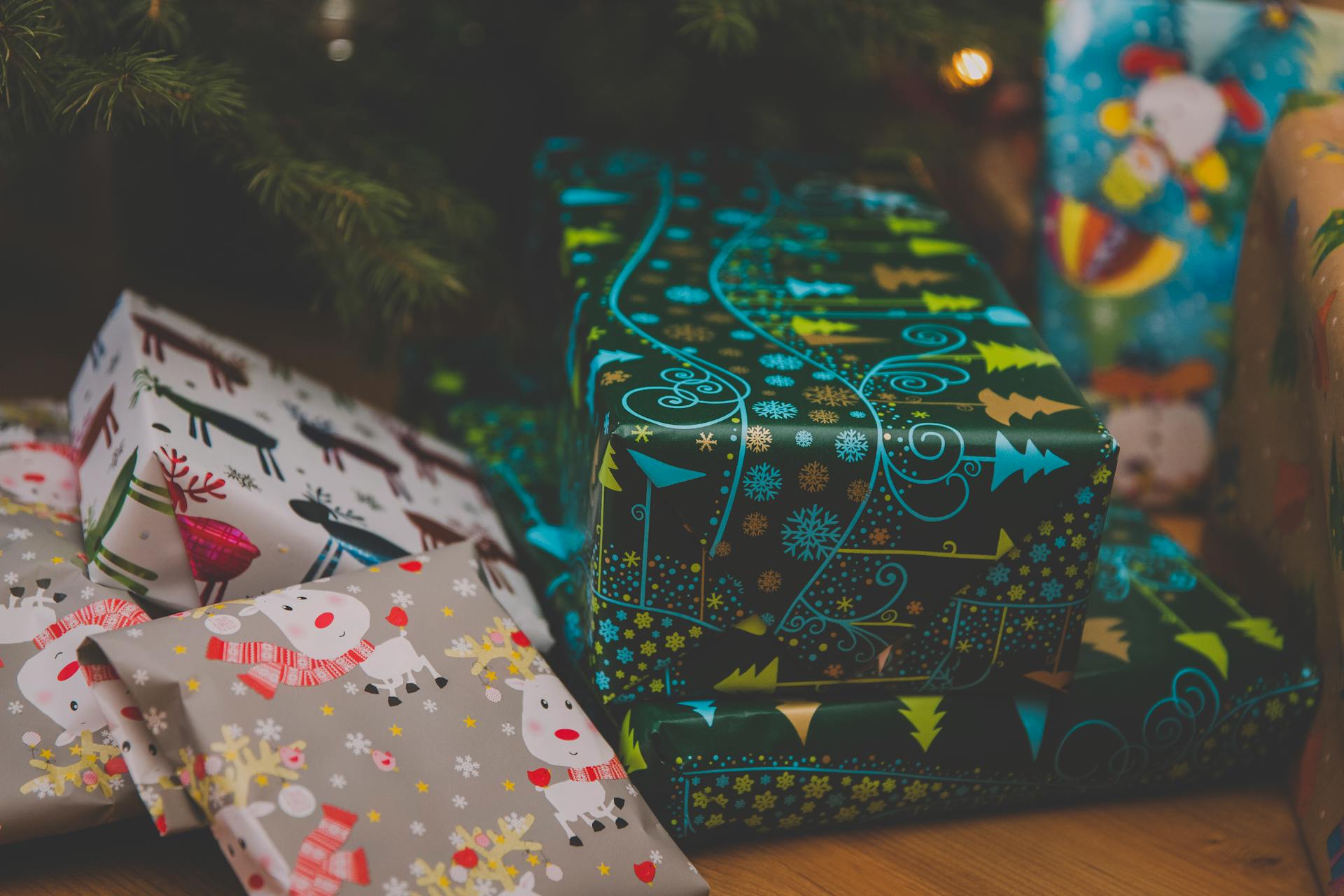 Cadeaux de Noël sous un sapin | Source : Pexels