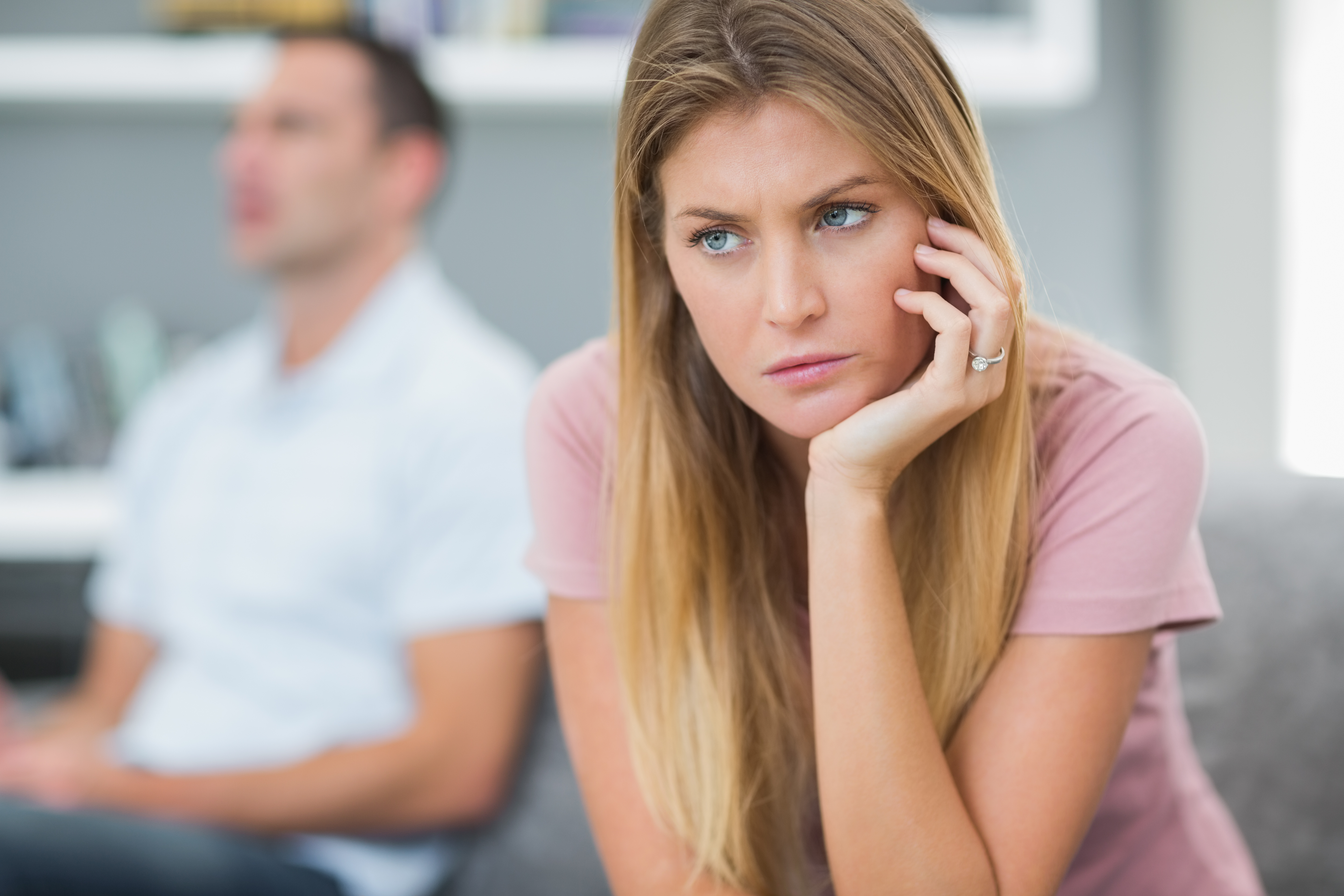 Femme à la recherche d'un ennui | Source : Shutterstock