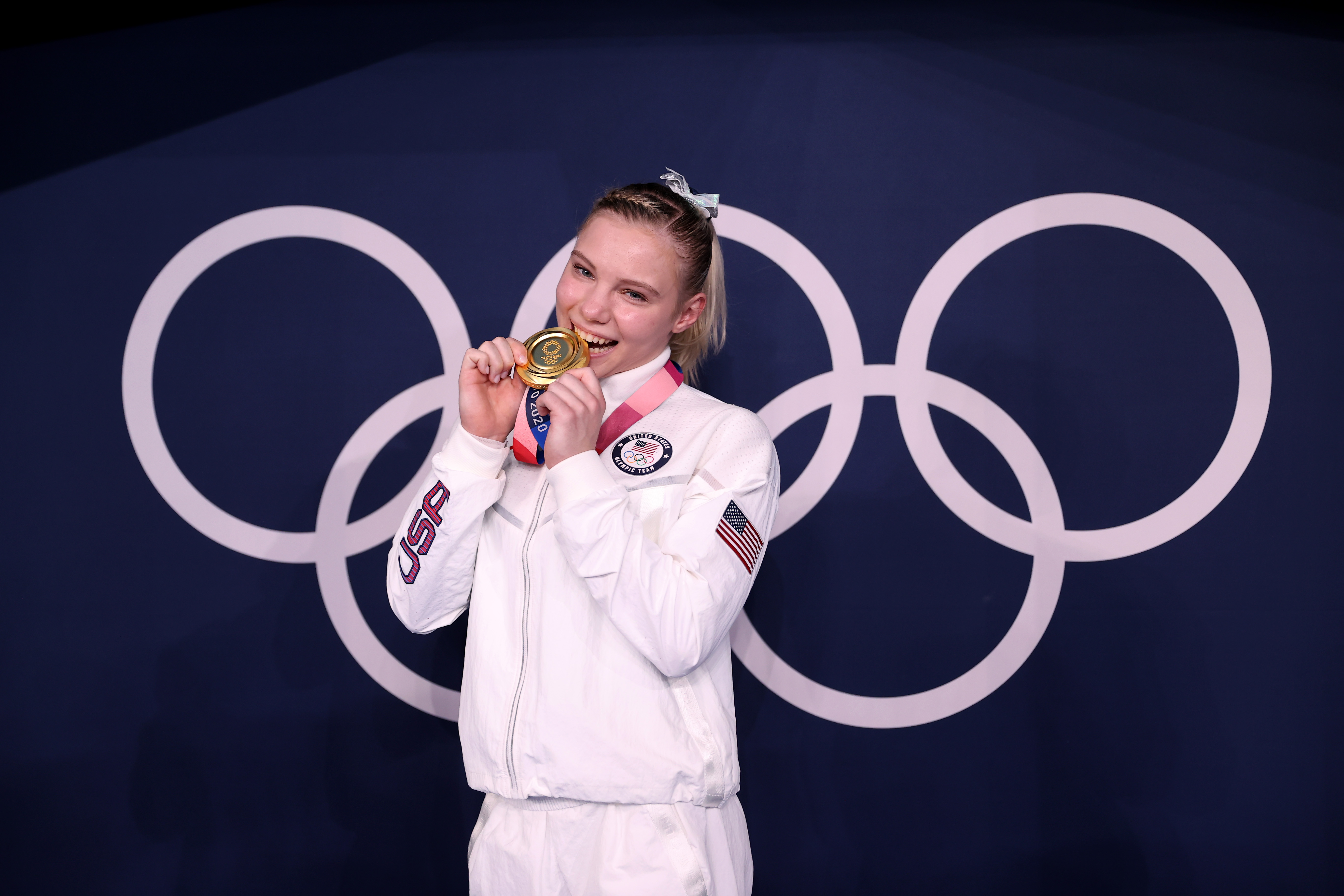 Jade Carey avec sa médaille d'or après avoir remporté la finale féminine au sol lors de la dixième journée des Jeux olympiques de Tokyo 2020 à Tokyo, au Japon, le 2 août 2021 | Source : Getty Images