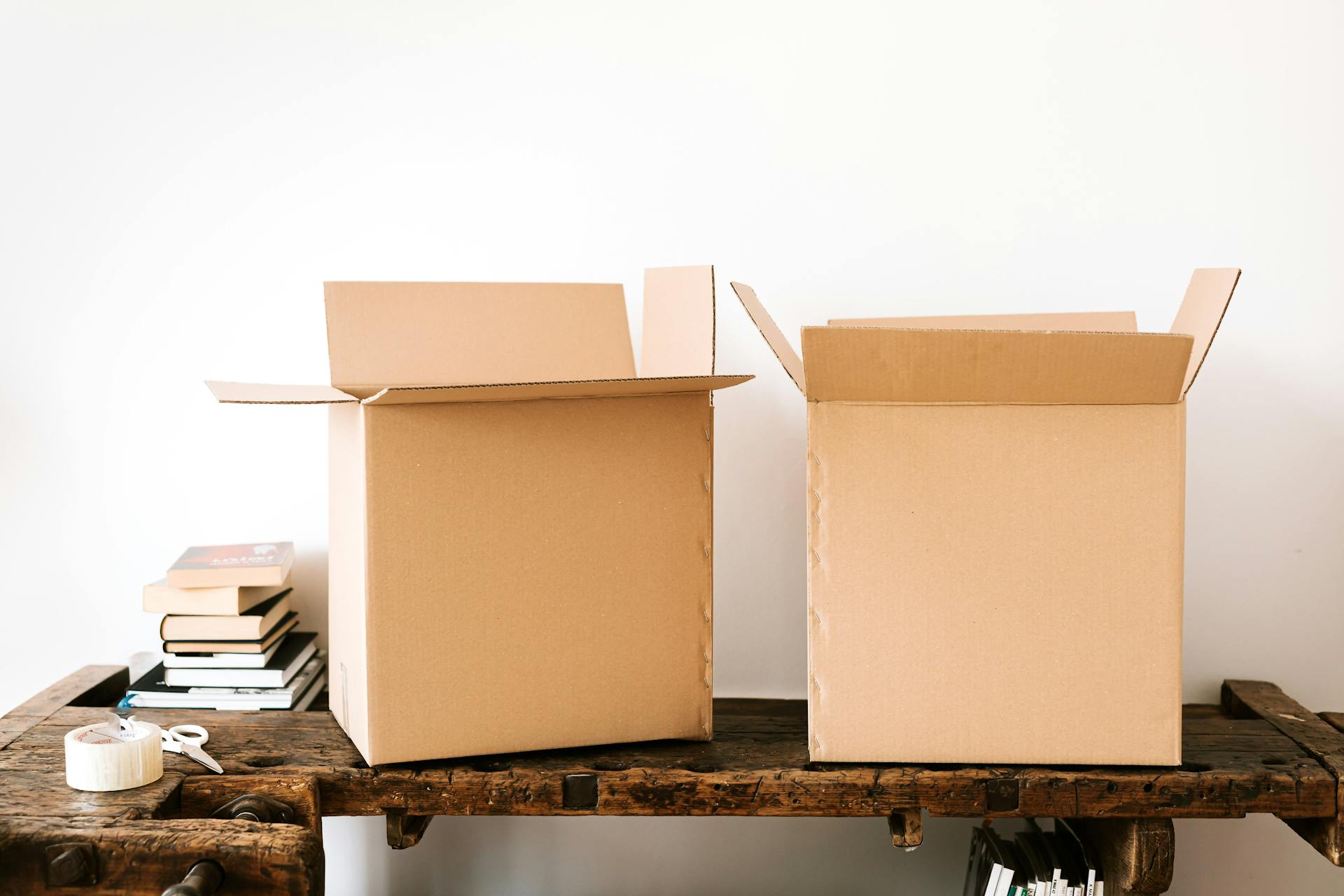 Deux boîtes en carton sur une table | Source : Pexels